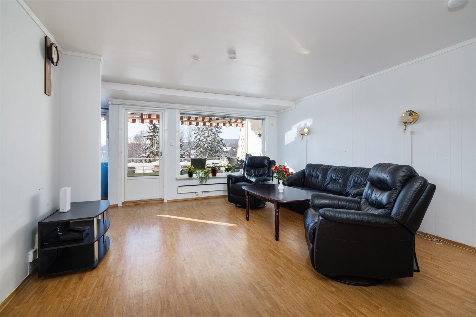 Stuen har god størrelse og flere møbleringsmuligheter Galleribilde