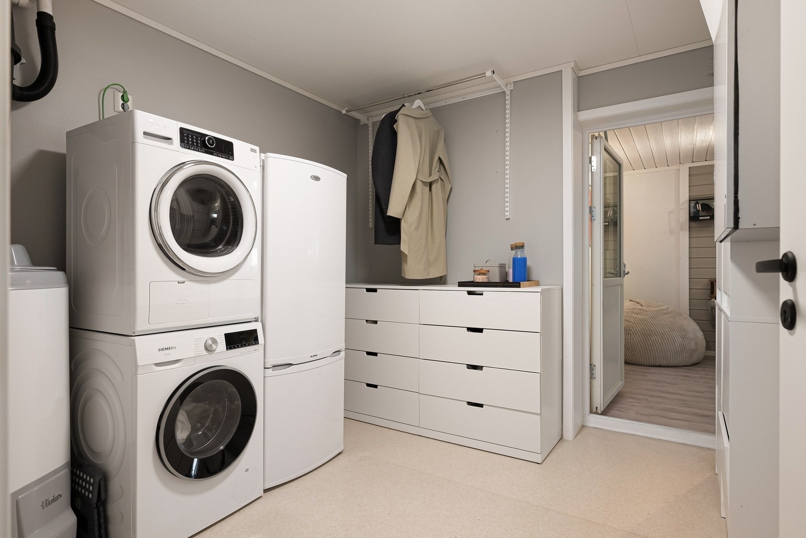 Eget vaskerom med skapinnredning; her kan du skape vaskerommet du alltid har drømt om Galleribilde