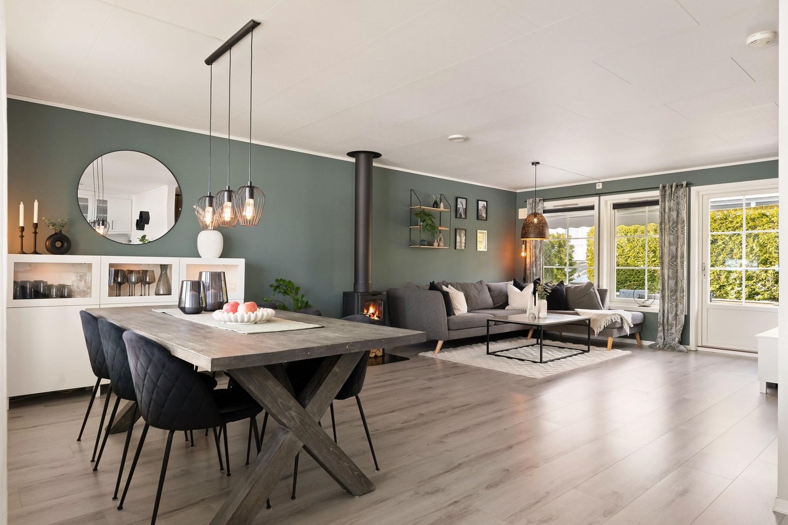 Stuens fargevalg gir en fin balanse i rommet Galleribilde