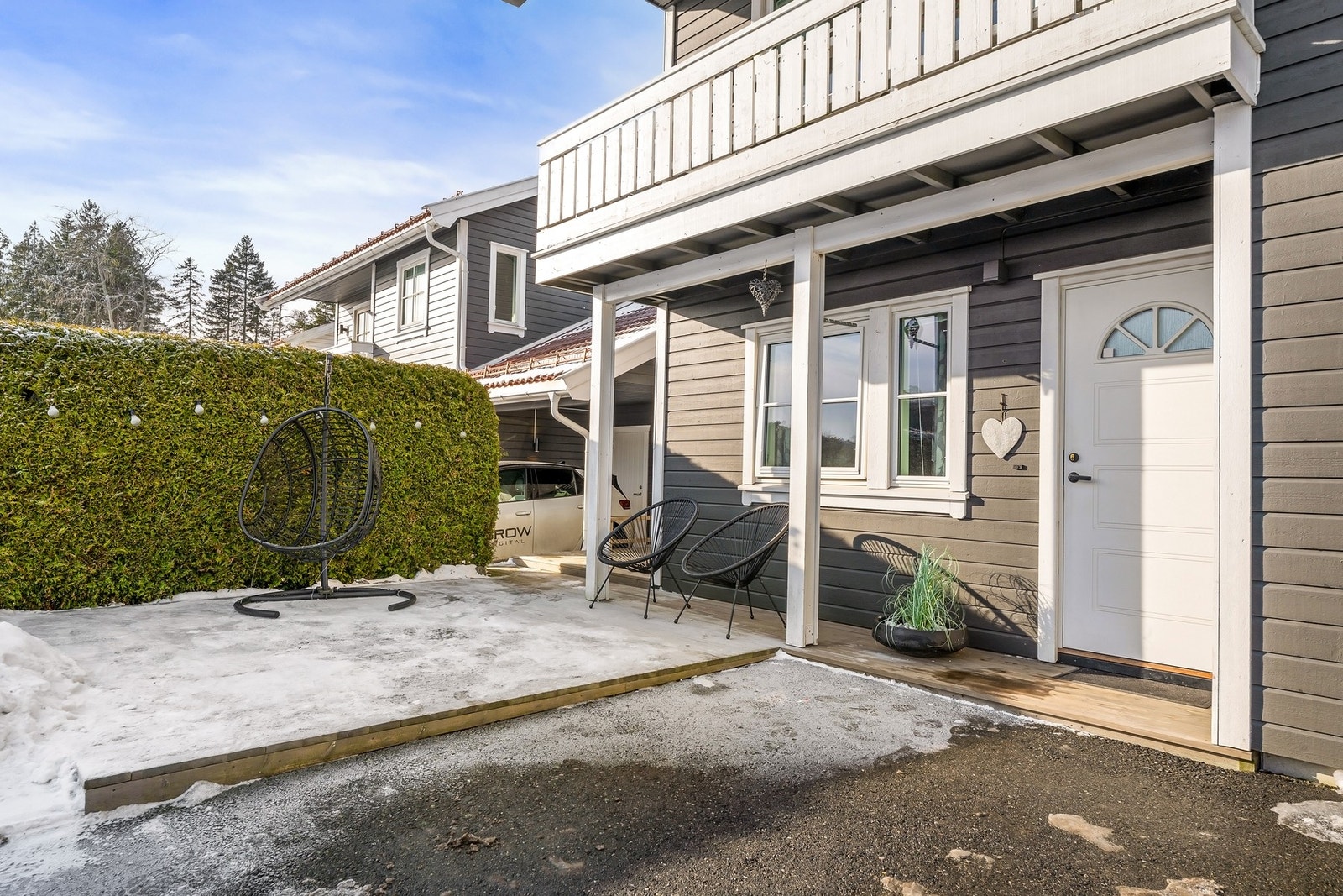 Rundt boligen finner du flere, fine uteplasser Galleribilde