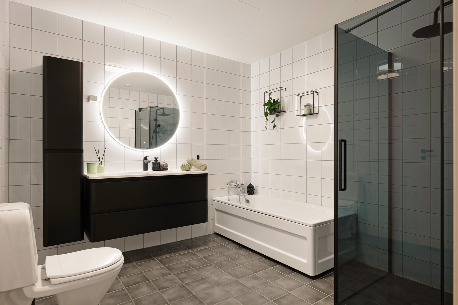 Badekar og dusjhjørne gir den ekstra spafølelsen i hverdagen Galleribilde