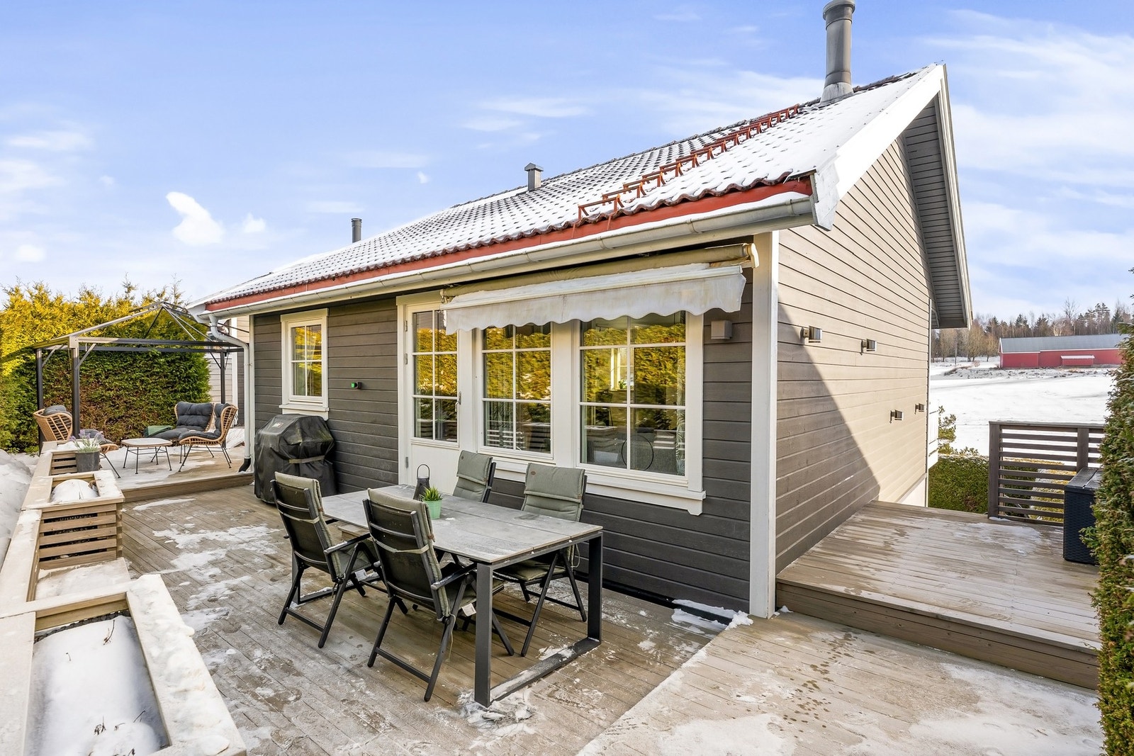 På baksiden vil du kanskje oppholde deg mest og her har du flere soner for møblering Galleribilde