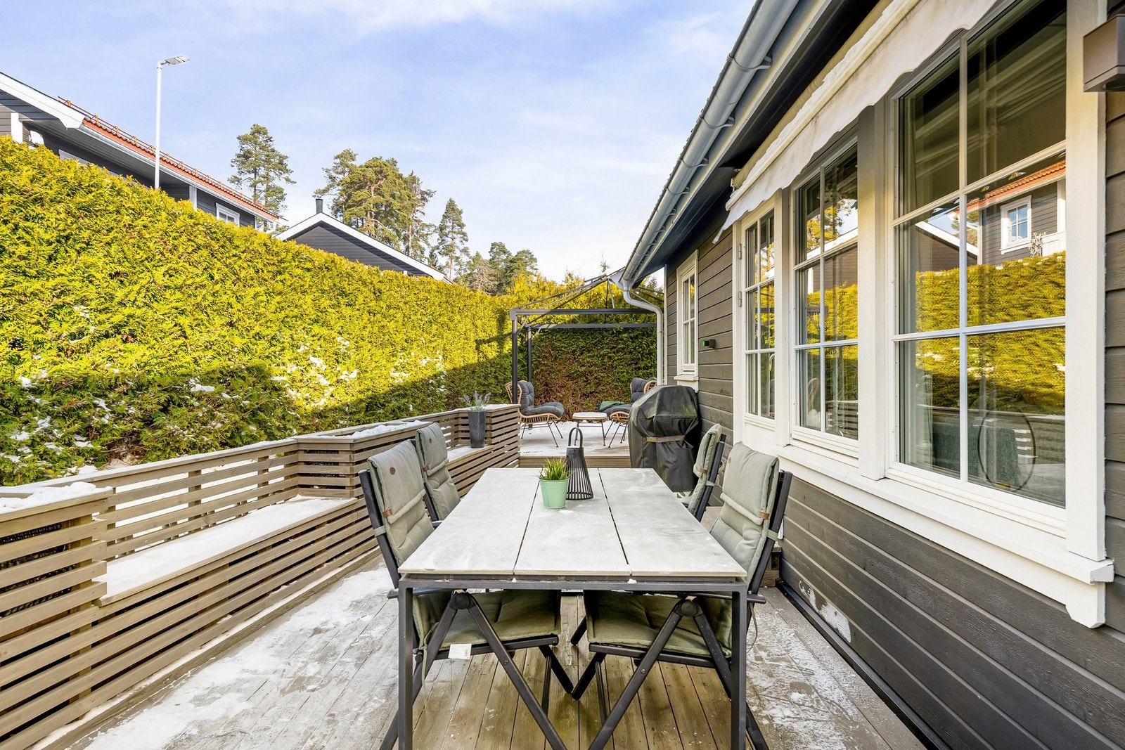 Plassbygd benk langs deler av terrassen gjør uterommet ekstra spennende Galleribilde