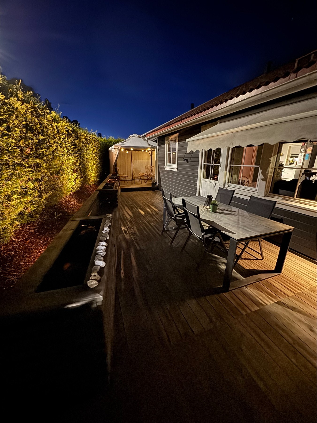 Uteplassen er fint belyst kveldstid (Selgers privatfoto) Galleribilde