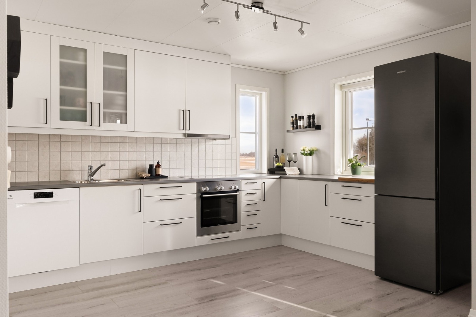 Kjøleskap og oppvaskmaskin er frittstående, mens platetopp og komfyr er integrert Galleribilde