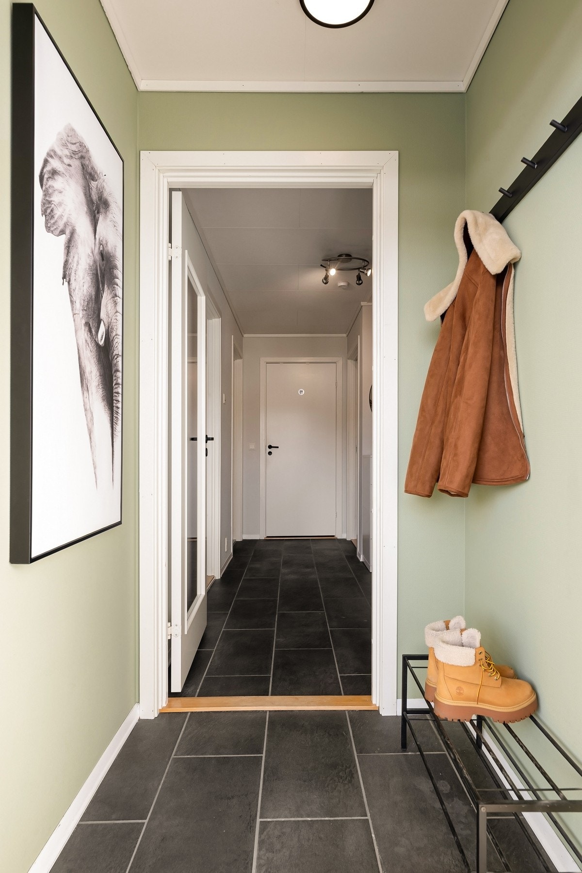 I entréen henger du enkelt fra deg yttertøyet på knagg Galleribilde