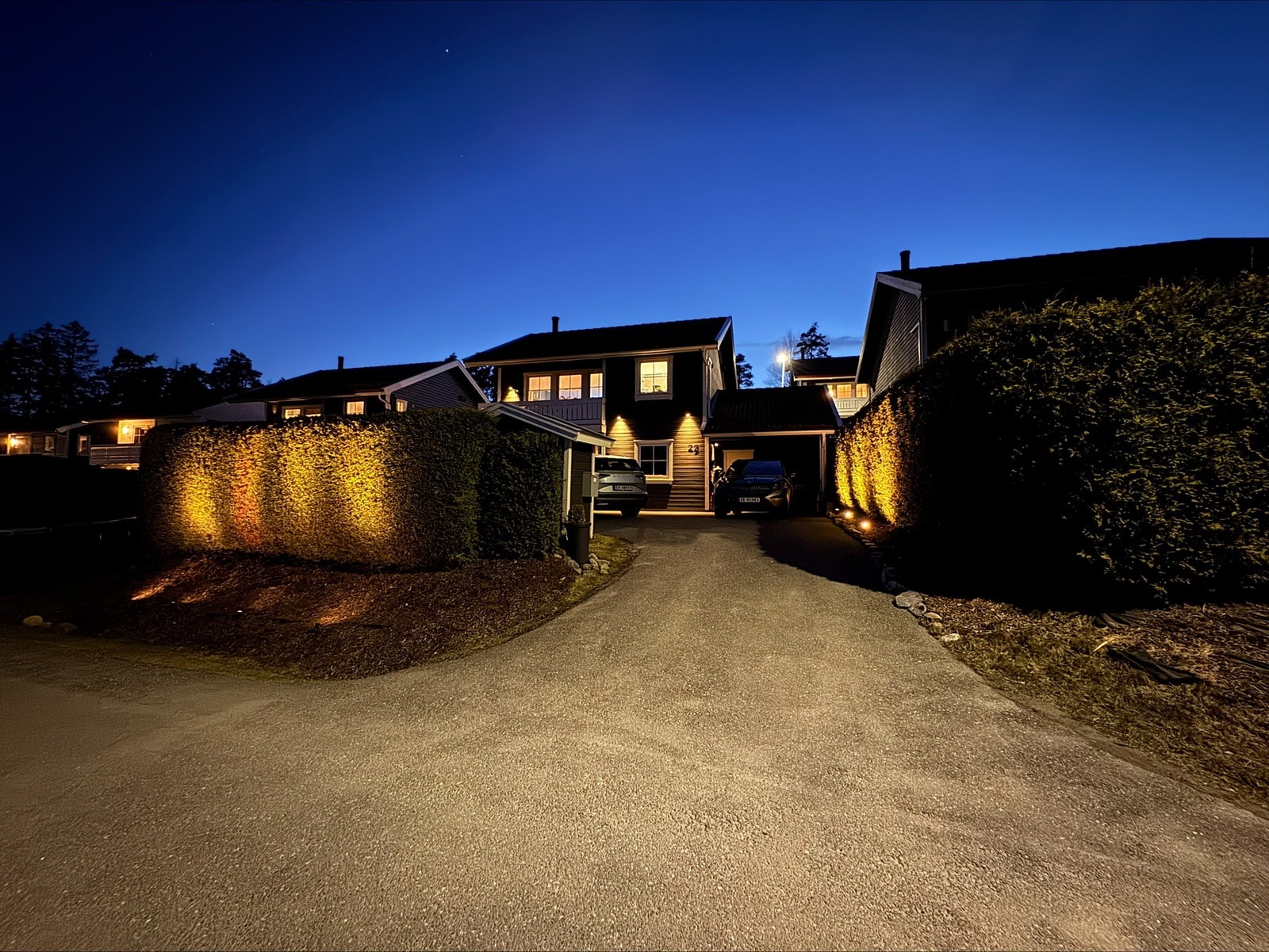 Også ved boligens frontparti er belysningen nøye gjennomtenkt (Selgers privatfoto) Galleribilde