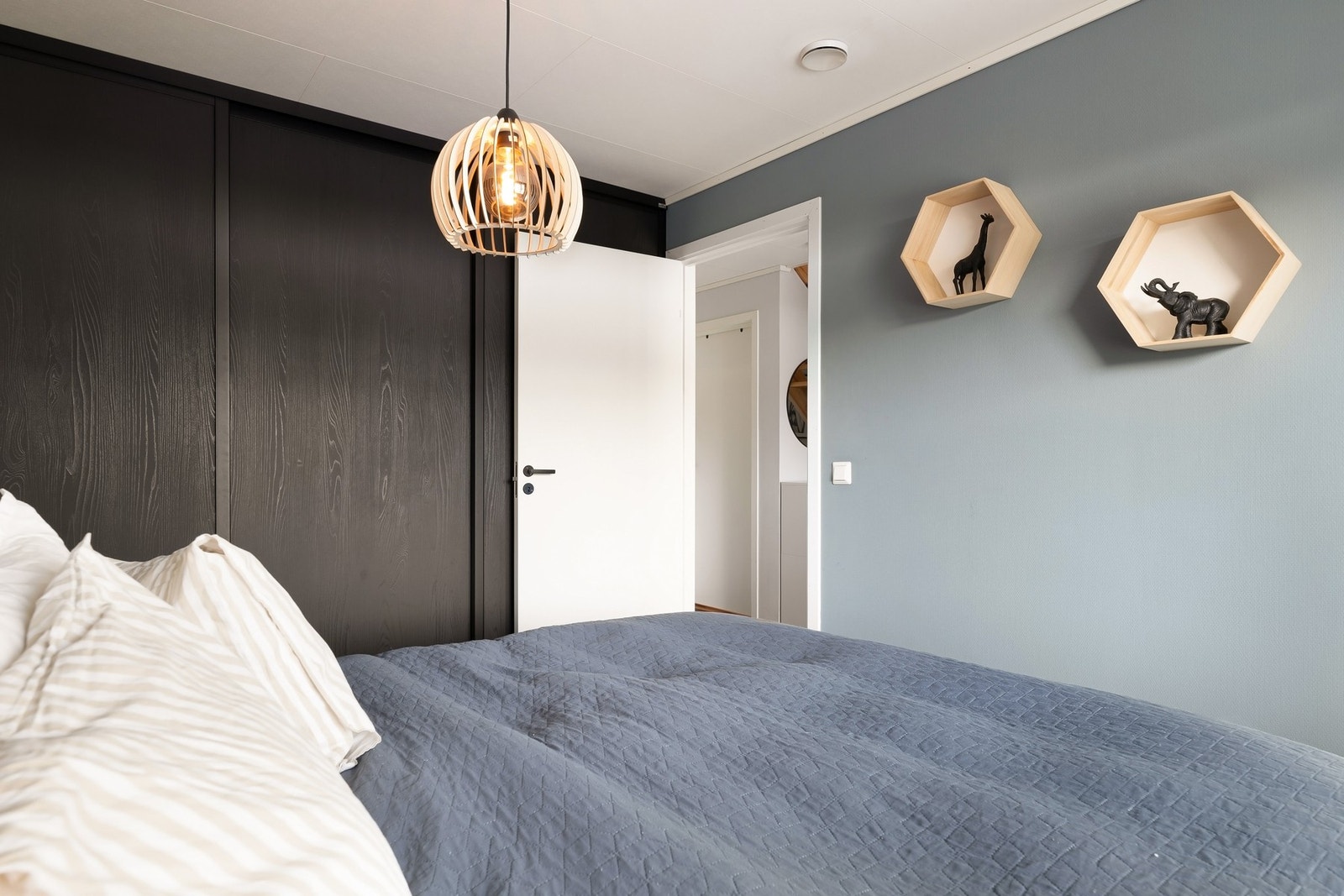 Hovedsoverommet har plassbygd skyvedørsgarderobe Galleribilde