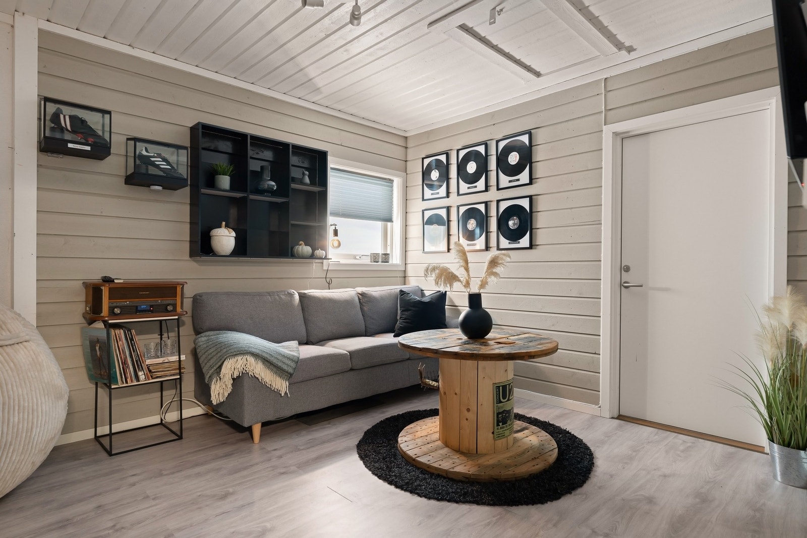 Innenfor vaskerommet finner du et ekstra rom, med egen dør ut Galleribilde