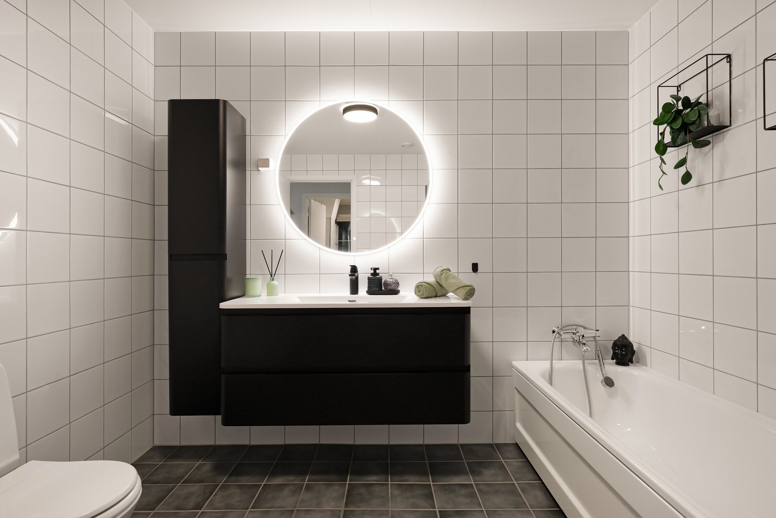 Badet har nyere innredning, speil med integrert lys Galleribilde