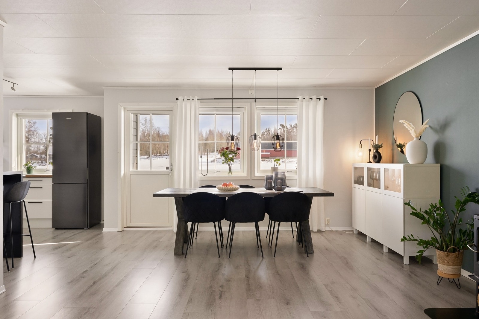 Spisestuen har sin naturlige plassering ved kjøkkenet Galleribilde