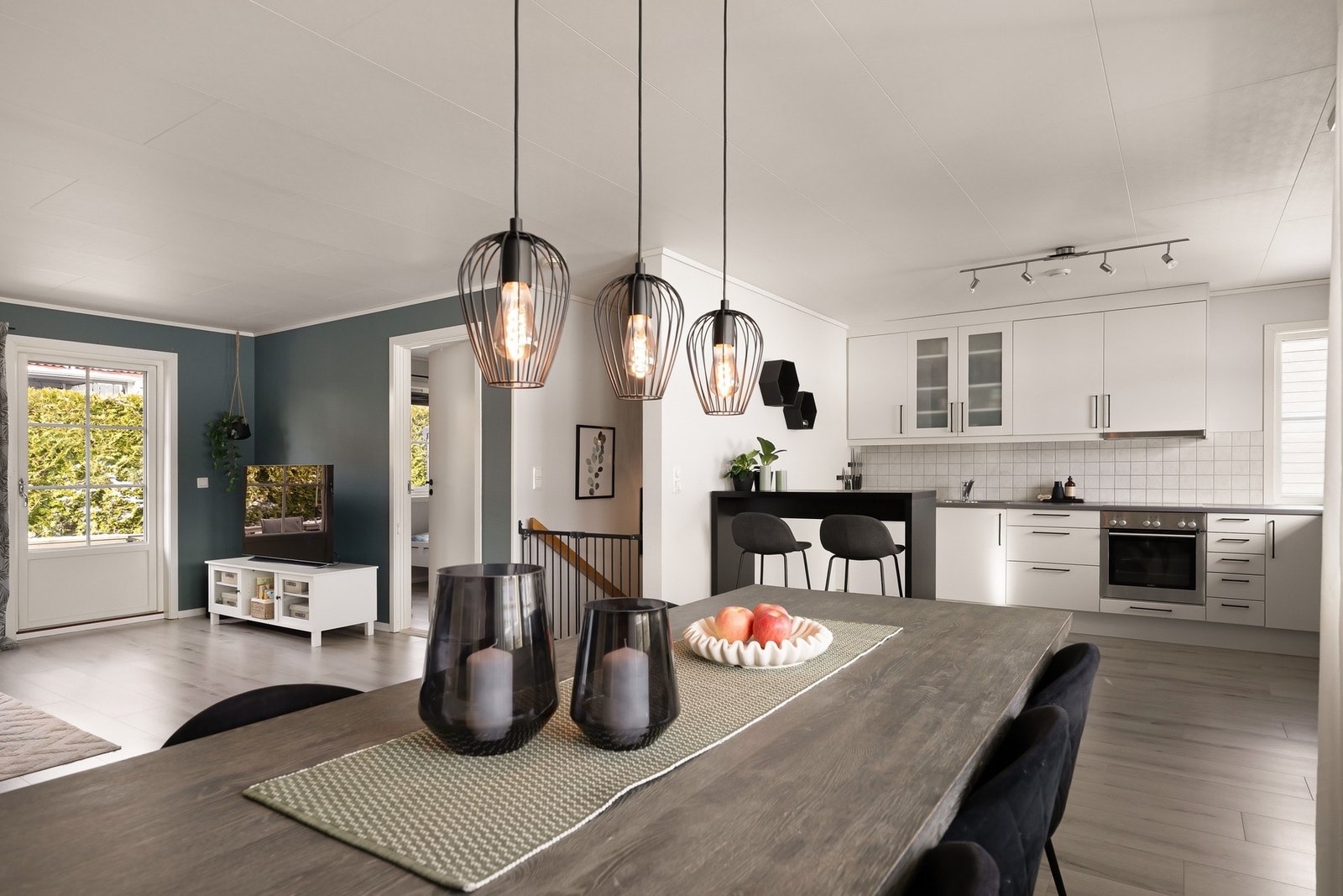 Inne igjen ligger kjøkkenet i åpen løsning Galleribilde