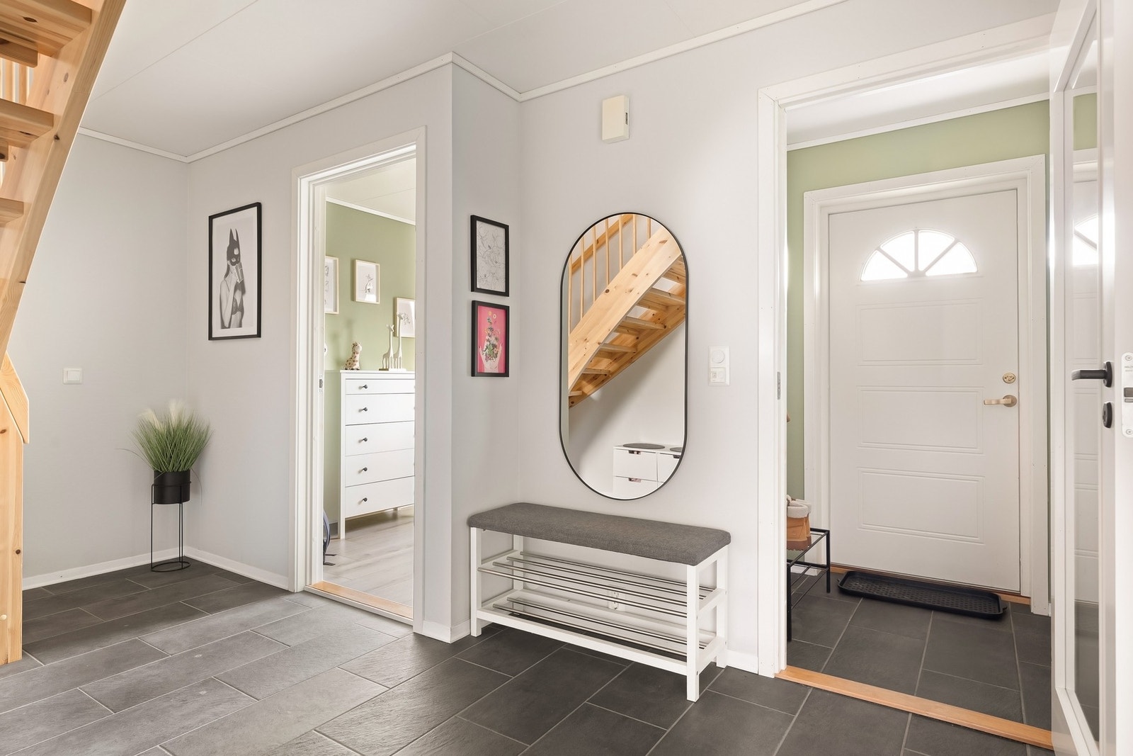 Gang og entré er malt i lyse og tidsriktige toner Galleribilde