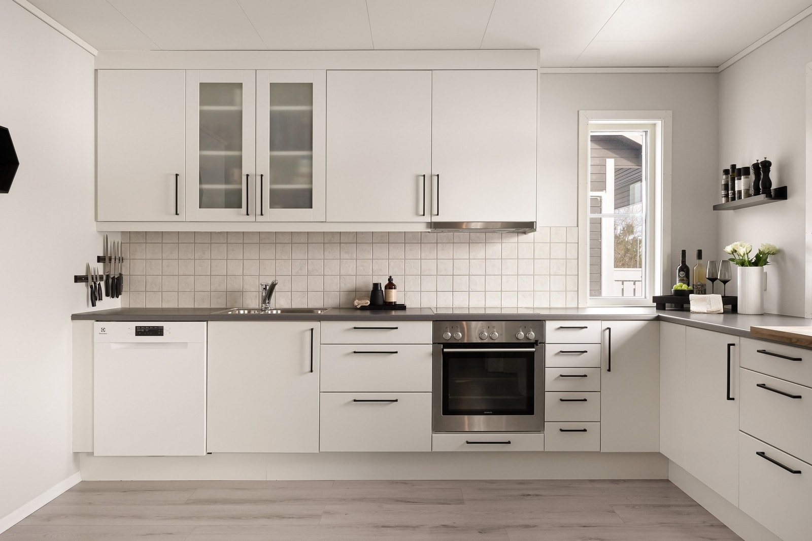 Slette flater, hvitt og detaljer i sort gjør det tidsriktig Galleribilde