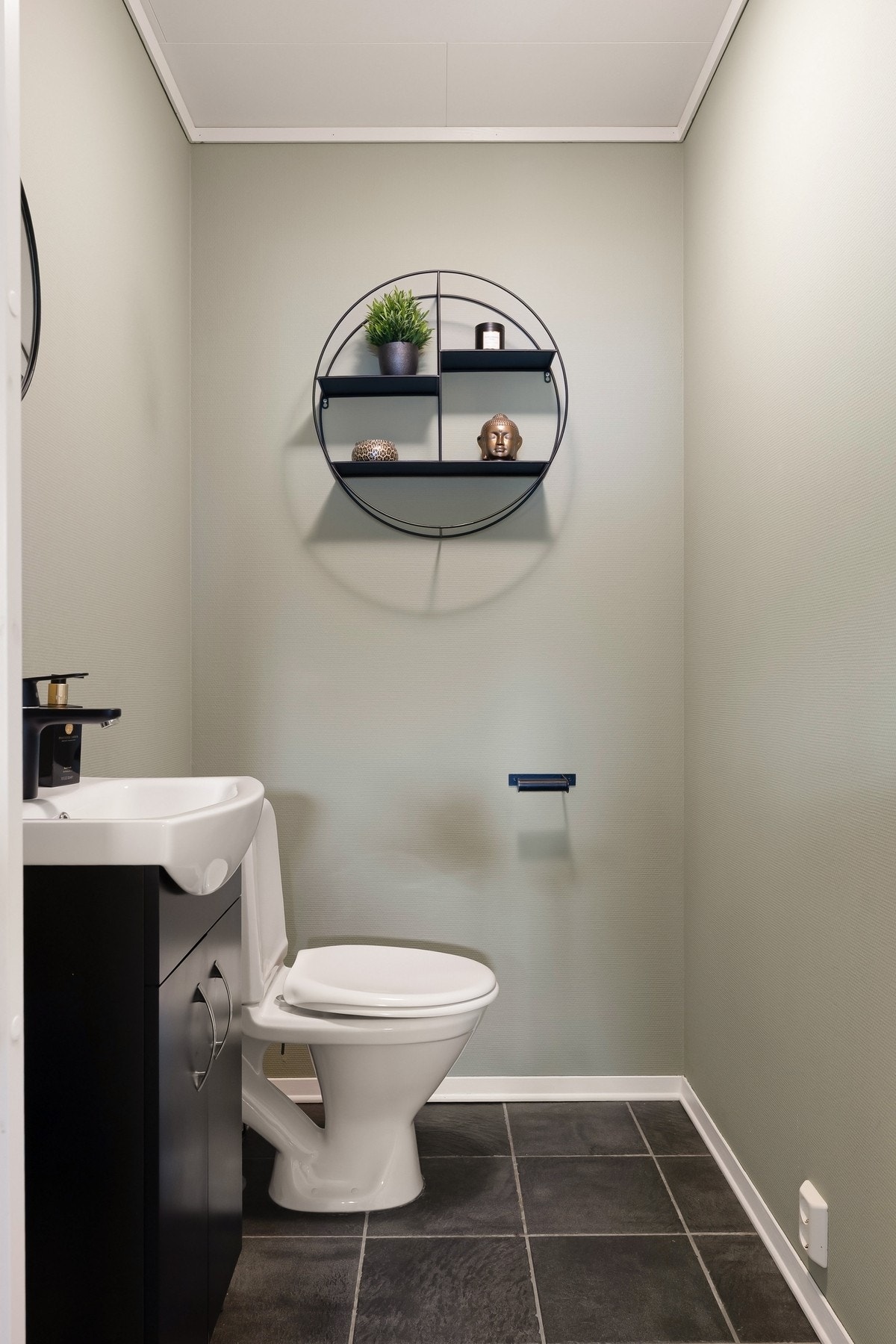 Praktisk og fint toalettrom Galleribilde