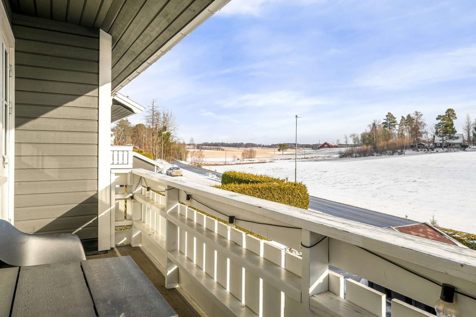 Fra kjøkkenet finner en terrasse; perfekt for å nyte solveggen Galleribilde