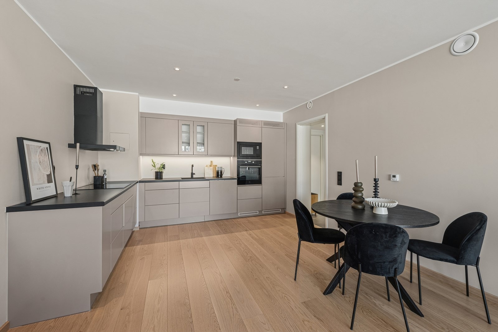 Naturlig plass til spisestue i forlengelse av kjøkkenet. Galleribilde