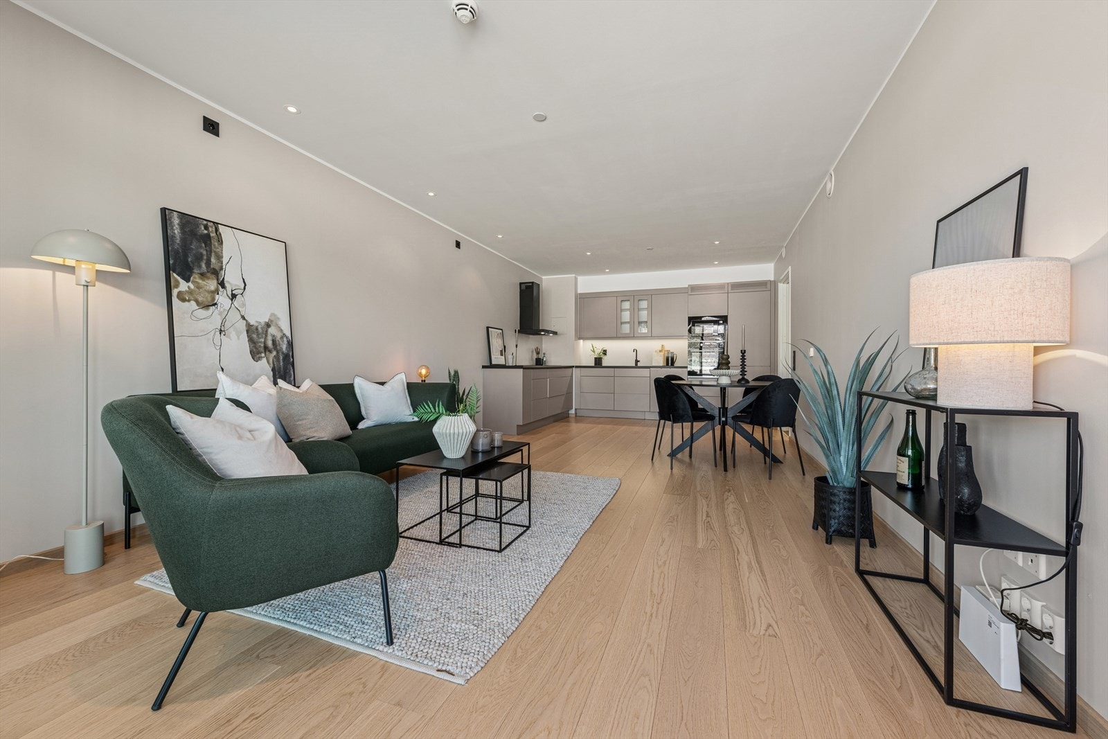 Boligen har et moderne utrykk med 1-stavs parkett og moderne fargevalg på veggene. Galleribilde