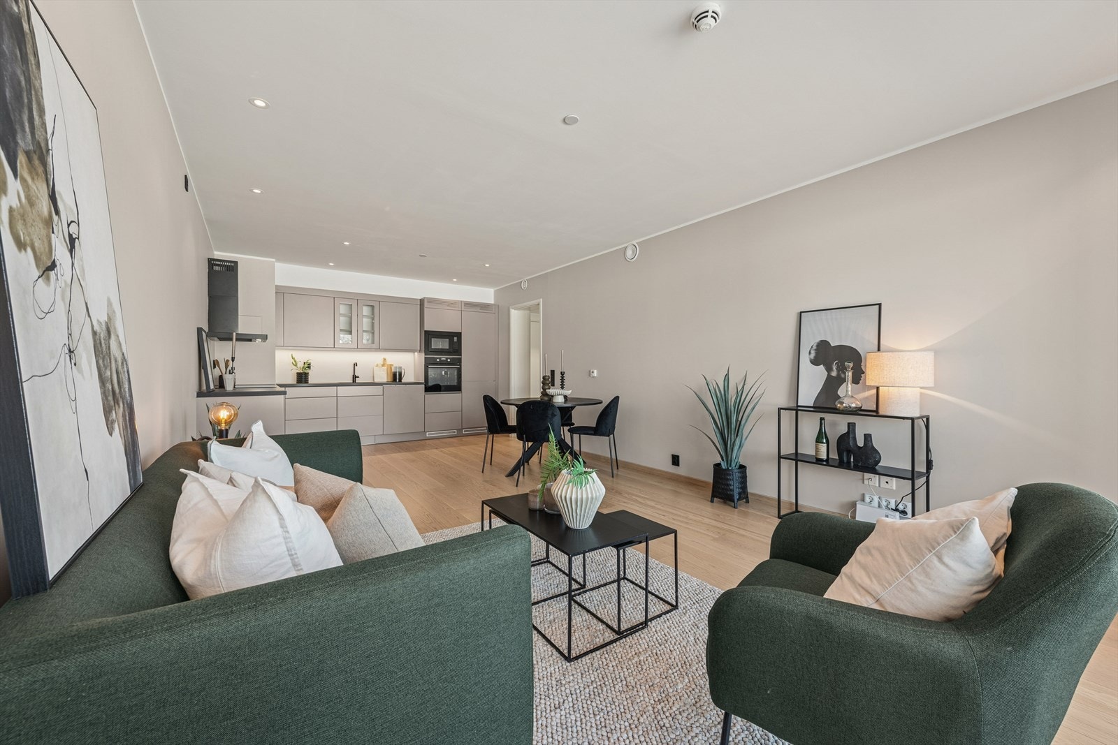 Åpen stue- og kjøkkenløsning som gir en åpen og luftig atmosfære. Galleribilde