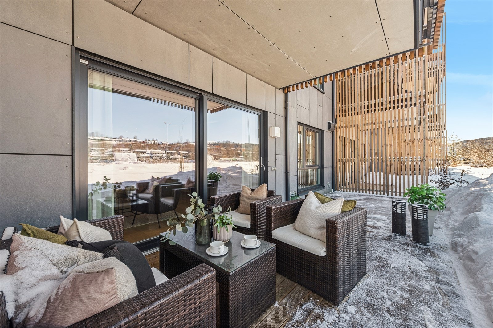 God plass til utemøblement i flere soner. Terrassen oppleves usjenert med utsikt mot idrettsanlegg. Galleribilde