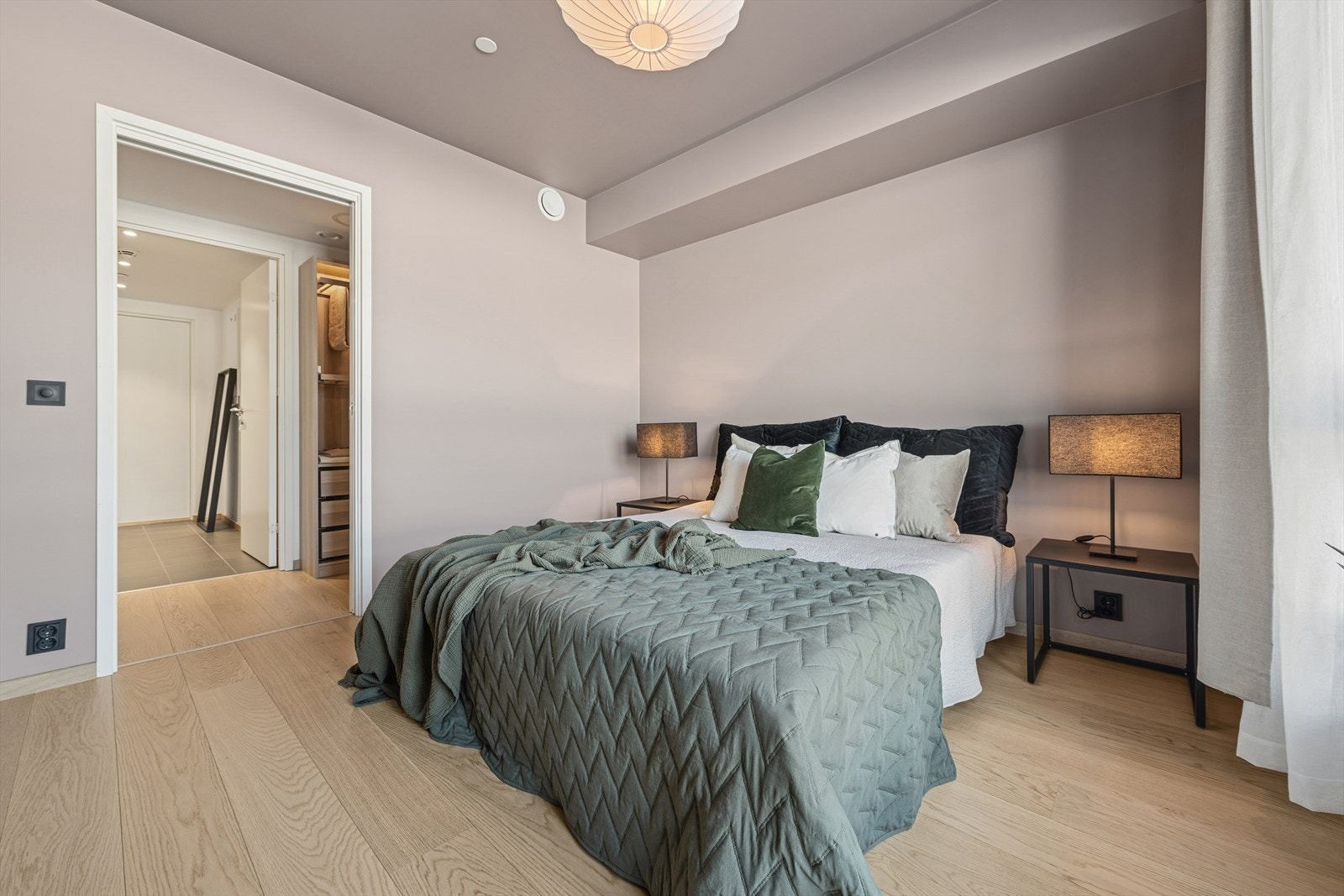 Leiligheten byr på et romslig soverom med god plass til dobbeltseng og tilhørende møblement. Galleribilde