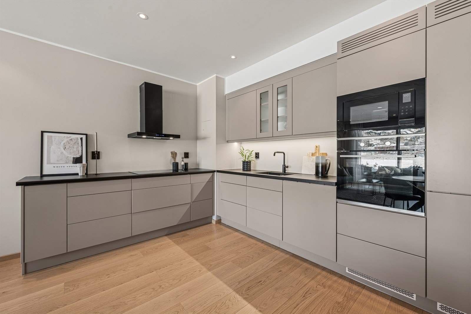 Her får du rikelig med oppbevaring- og benkeplass. Galleribilde