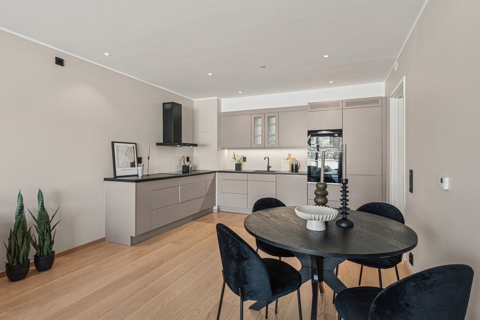 Hettich kjøkkeninnredning fra 2023 med glatte overflater og laminat benkeplate. Galleribilde