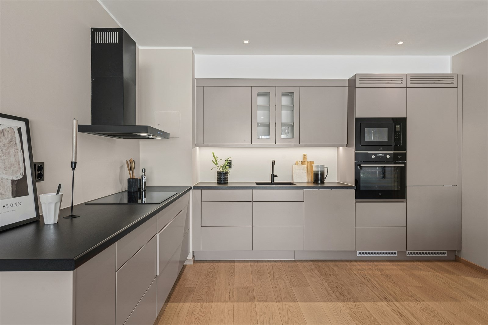 Innredningen har integrert platetopp, stekeovn, mikrobølgeovn, oppvaskmaskin og kjøl/frys. Galleribilde