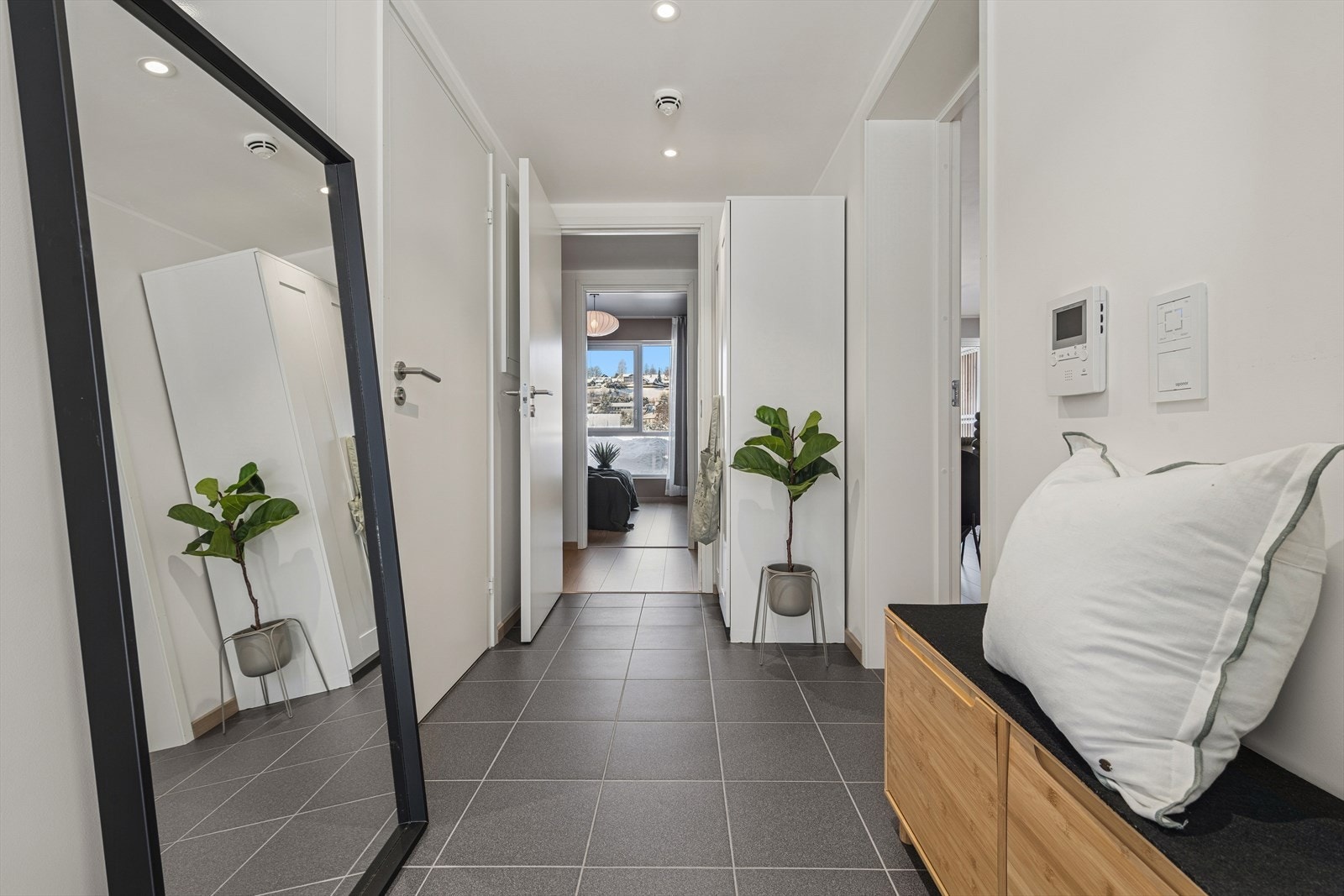 Velkommen inn til en praktisk flislagt entre med varme i gulvet. Her har du plass til å sette fra deg sko- og yttertøy, samt garderobeskap for ytterligere oppbevaring. Galleribilde