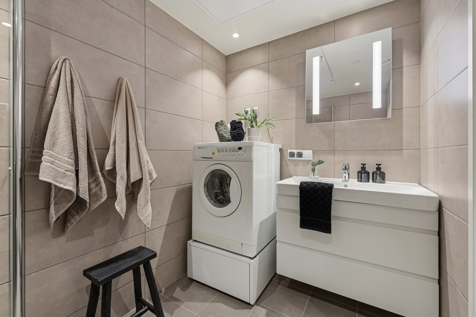 Fra entreen har du adkomst til et pent flislagt bad i nøytrale farger. Med varmekabler i gulvet får du en lun start på dagen. Galleribilde