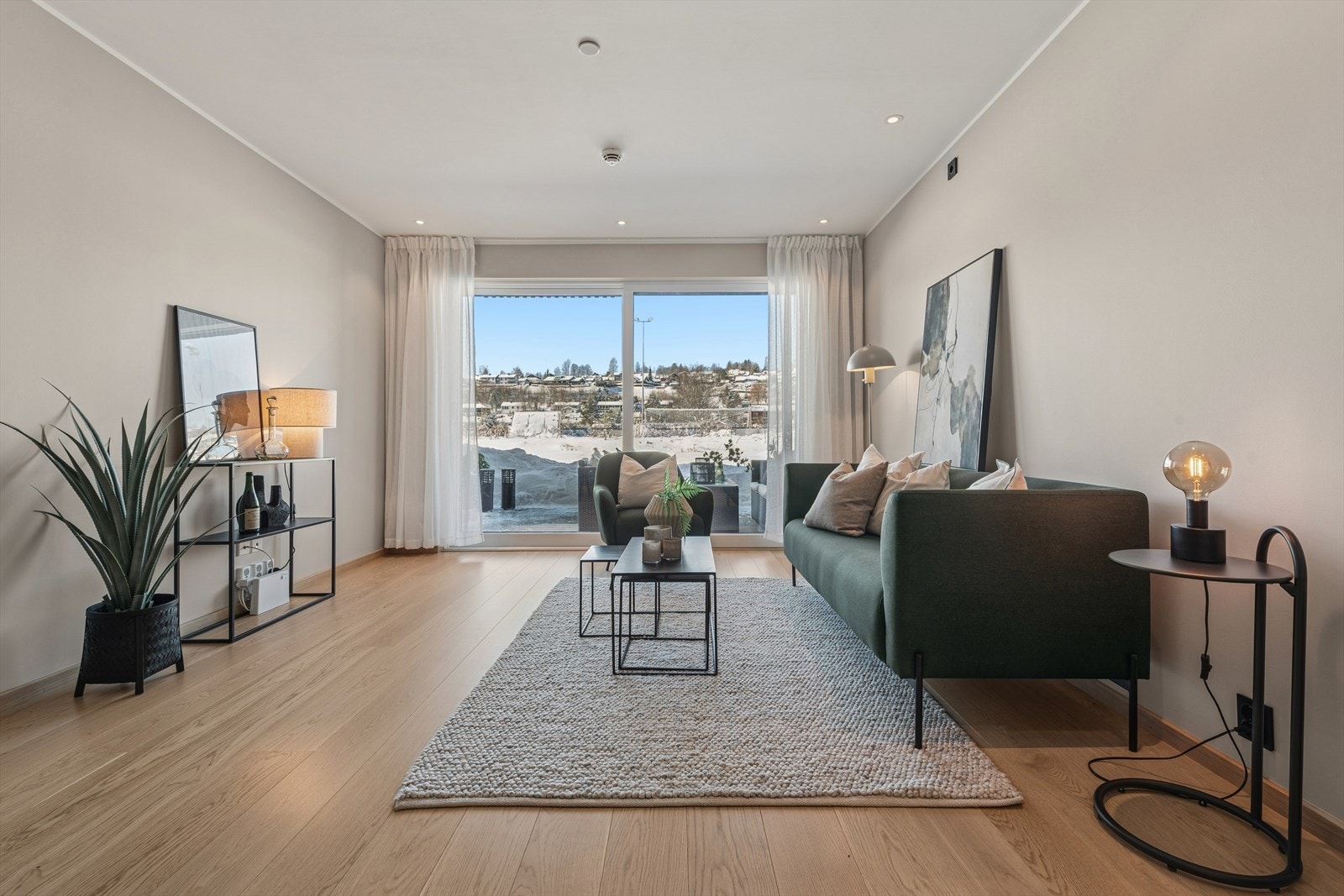 Leiligheten har god intern vestvendt beliggenhet i bygget, med mye naturlig lys, vannbåren gulvvarme og god planløsning. Galleribilde