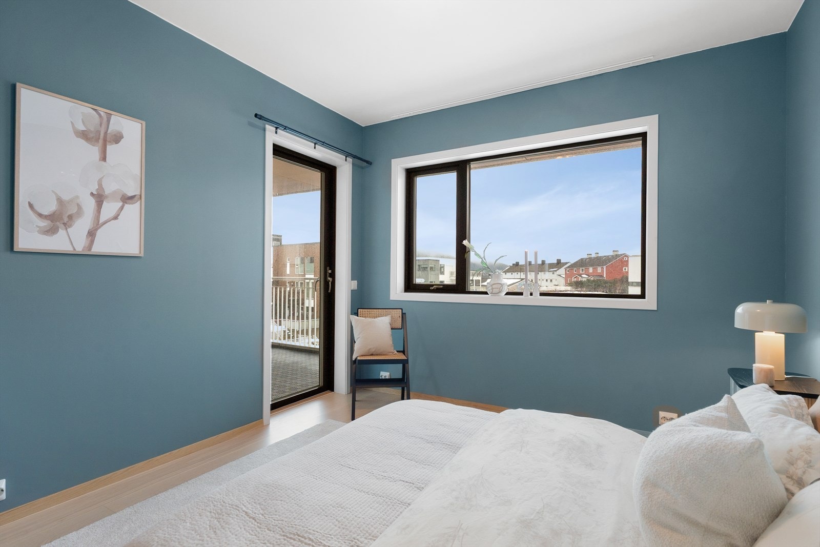 Rommet har utgang til balkongen som vender direkte mot fotballbanen. Galleribilde