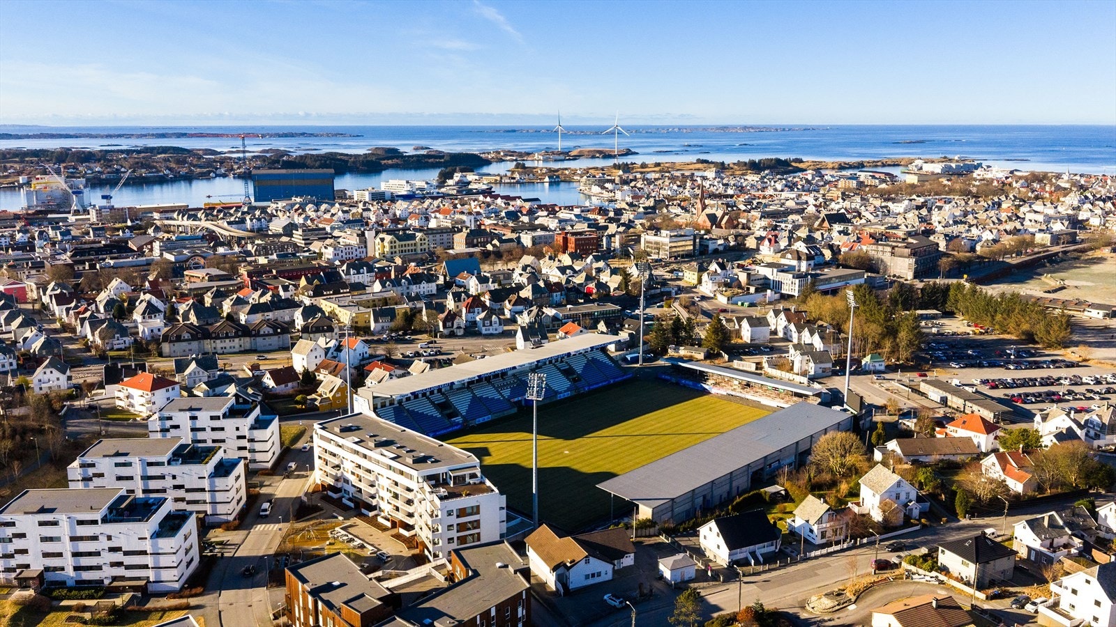 Fra leiligheten er det kort gangavstand til liv og røre i sentrumskjernen - Byens kulturliv er tilgjengelig enten du søker underholdning eller bare vil nyte en bedre middag på en av byens restauranter. Haugesund Sykehus ligger kun en kort spasertur unna. Galleribilde