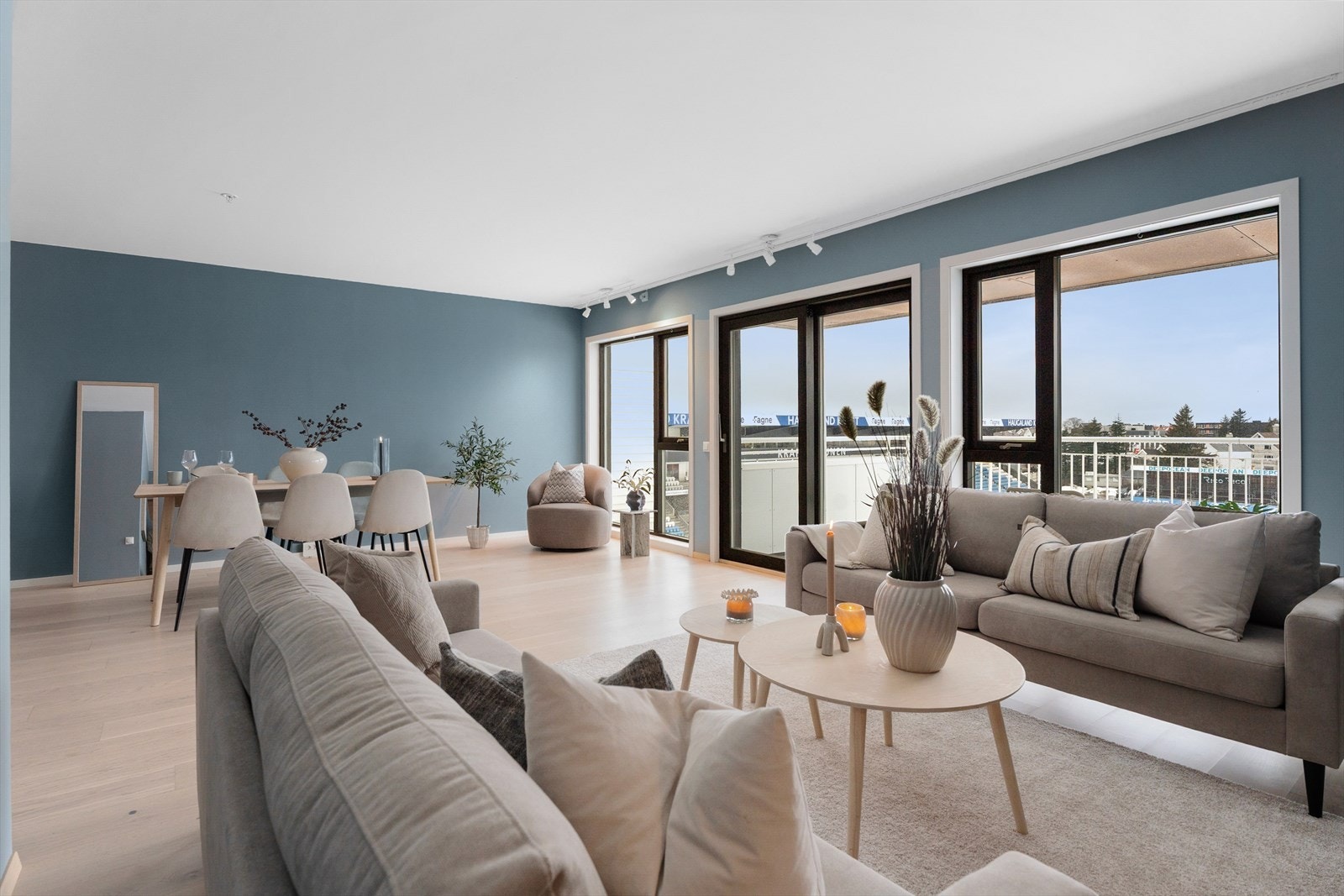 Stuen har flere innredningsmuligheter og god plass til både sofa og spisegruppe. Galleribilde