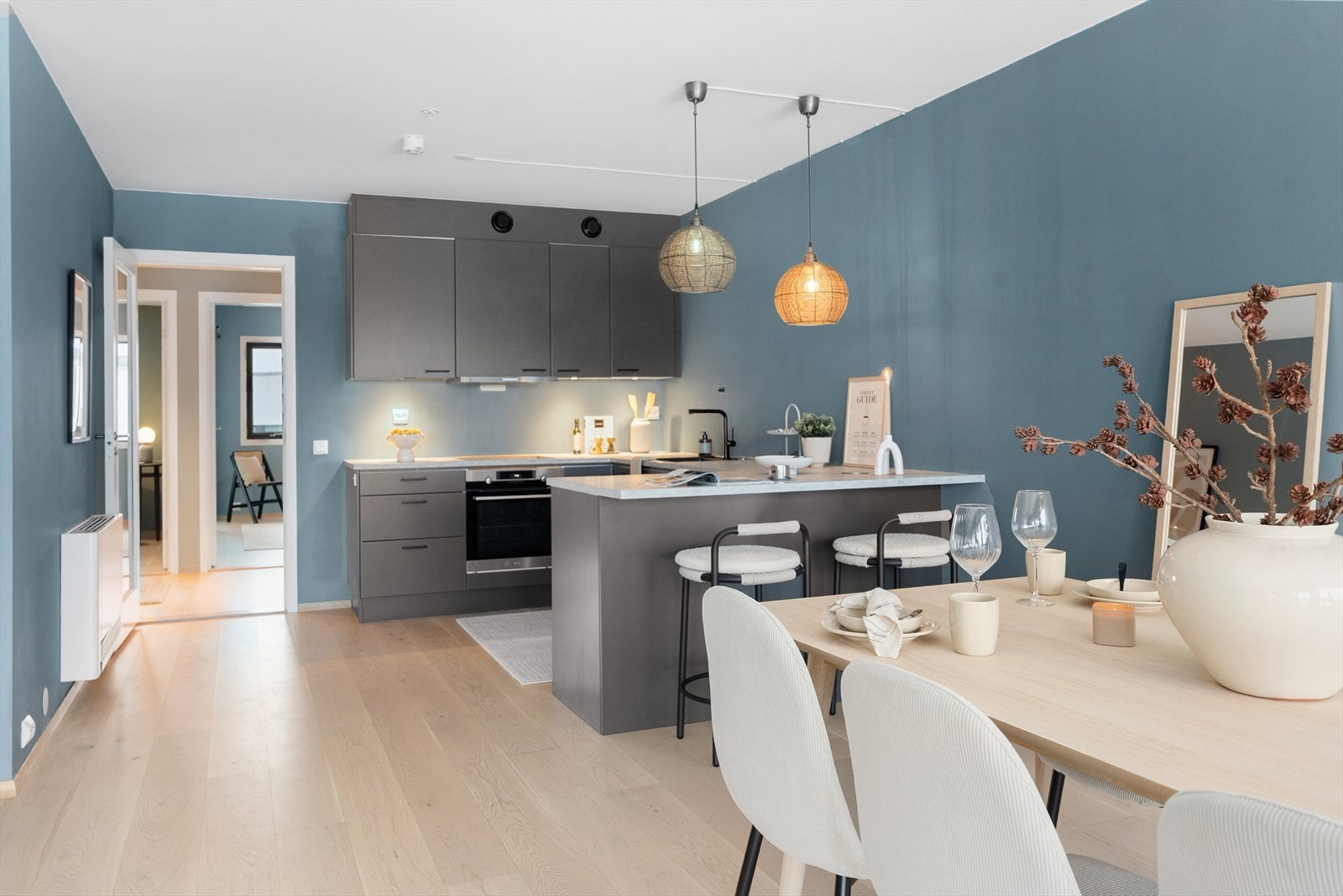 Stue og kjøkken i åpen løsning skaper en stor, luftig og sosial arena. Galleribilde