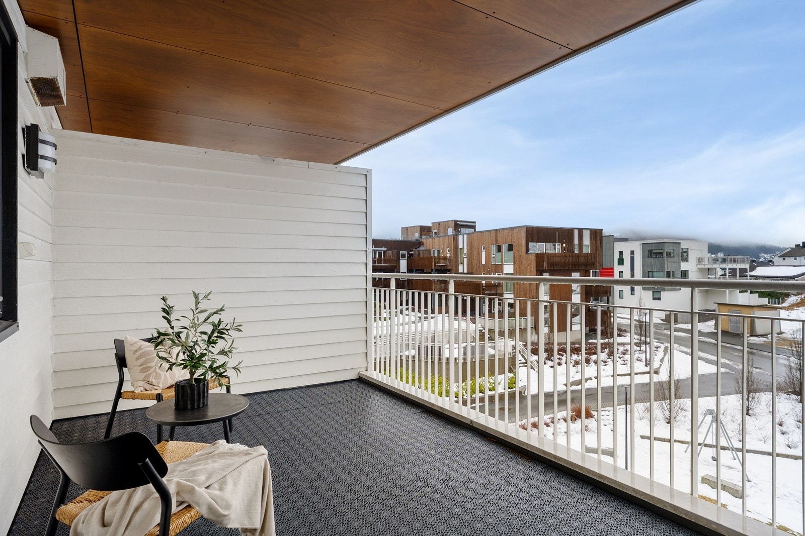 Fra stuen/kjøkkenet er det utgang til overbygget balkong mot syd med gode solforhold. Galleribilde