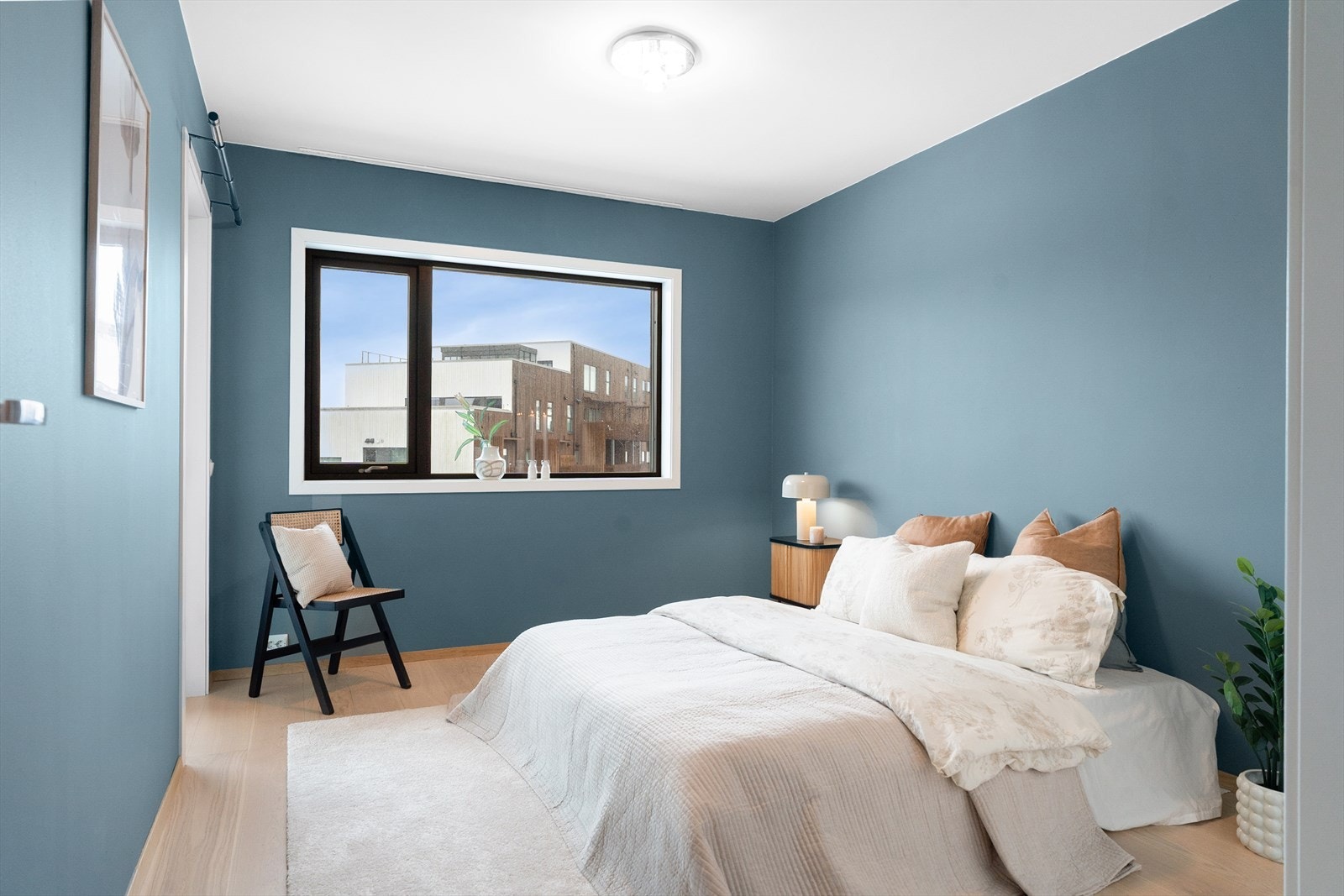 Boligen har til sammen to soverom - Begge av god størrelse! Hovedsoverommet har garderobeskap og god plass til dobbeltseng. Galleribilde