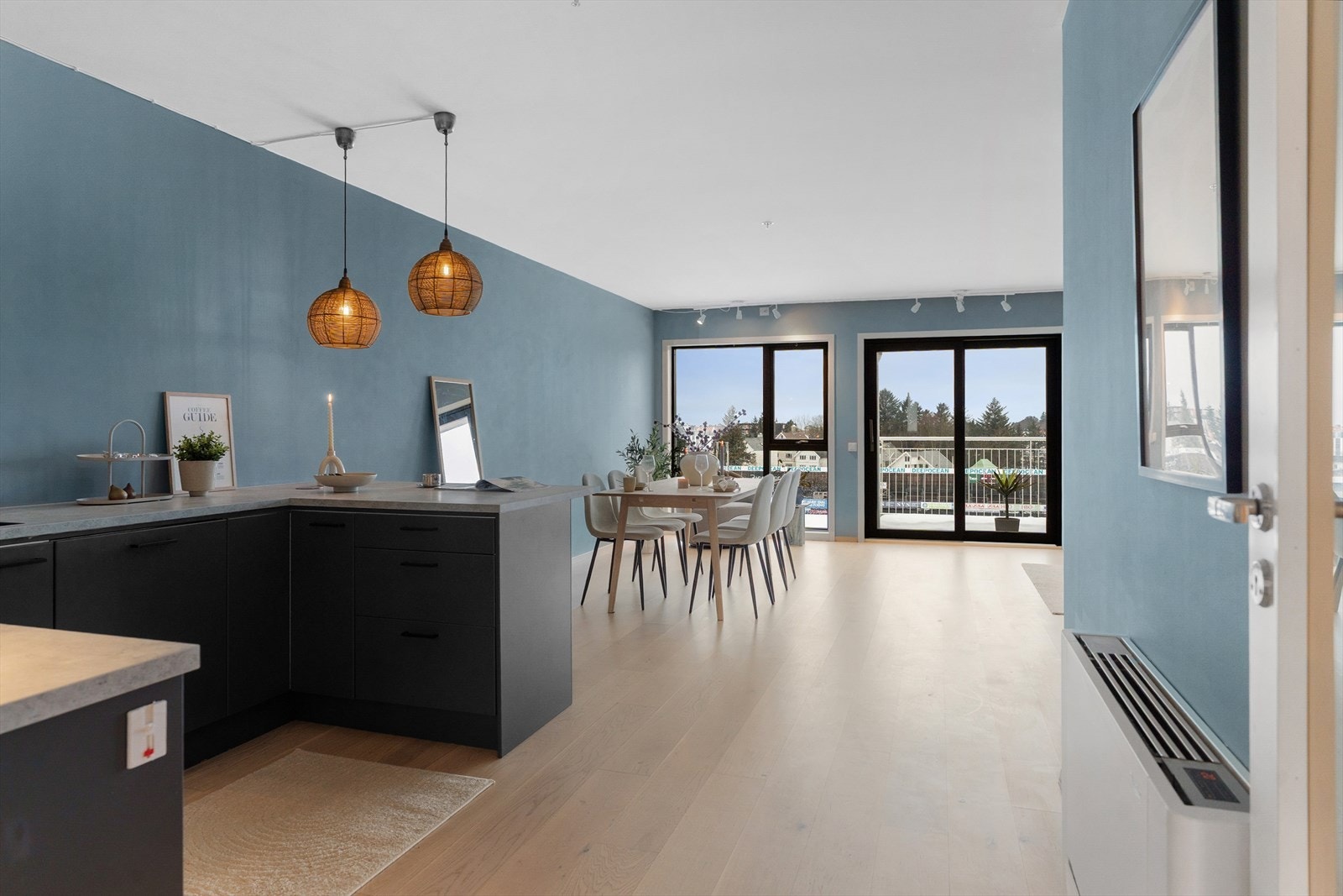 Boligen er gjennomgående og holder en moderne og delikat standard med smarte, energivennlige løsninger, utstrakt bruk av listfrie overganger mellom vegg/himling og parkett. Galleribilde