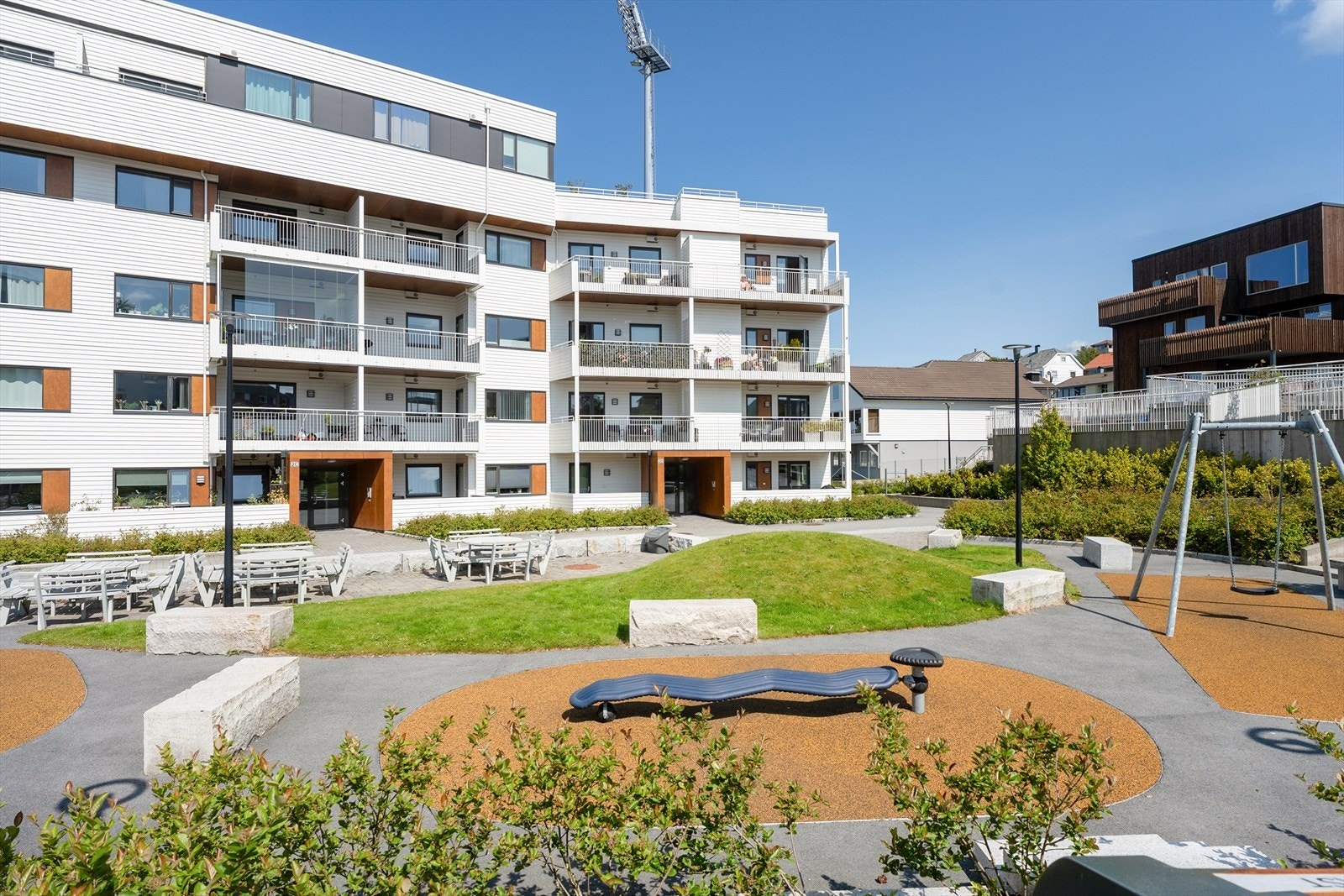 Fellesarealene er flott opparbeidet med blant annet lekeplass, beplantning, sittegrupper og interne veier. Galleribilde