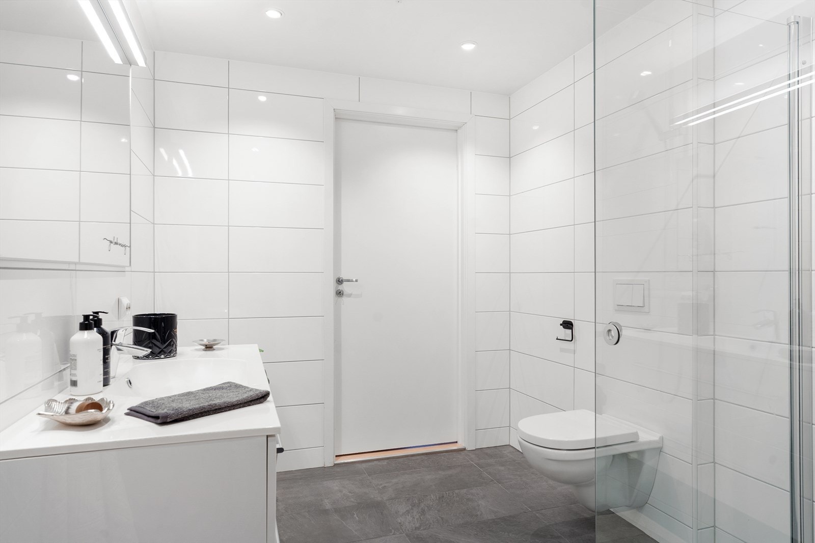 Rommet har fliser på vegger og malte overflater i himling. Fliser på gulvet. Varmekabel. Badet har direkte adkomst til separat bod/vaskerom/teknisk rom. Galleribilde