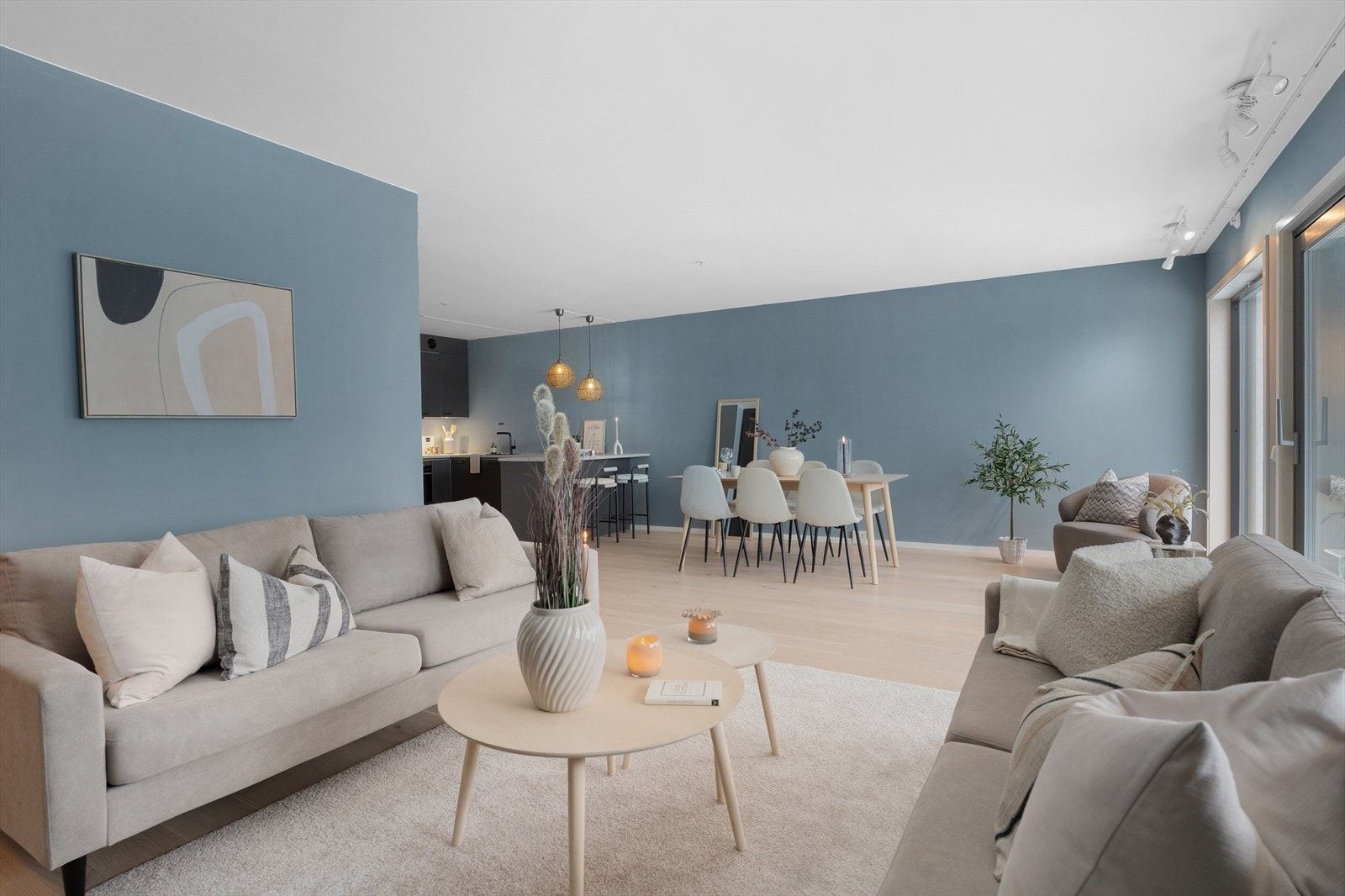 Rause vindusflater mot syd gir rikelig med naturlig lys. Galleribilde