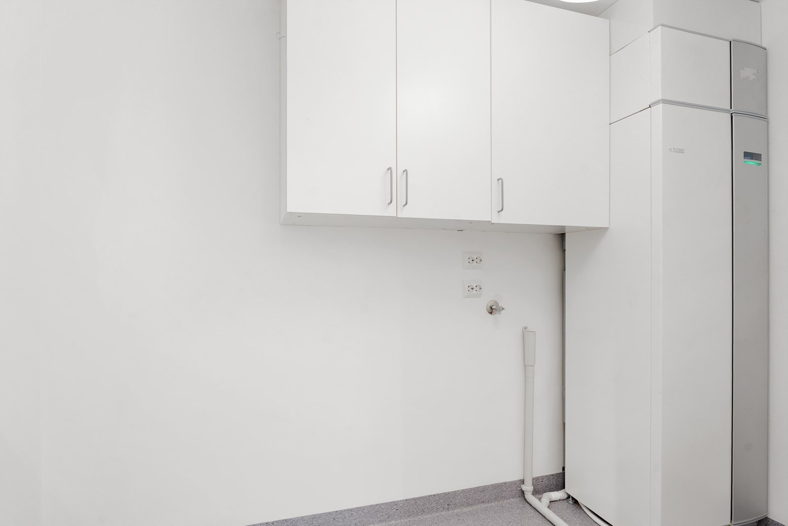 Bod/vaskerom/teknisk rom med opplegg for vaskemaskin. Galleribilde