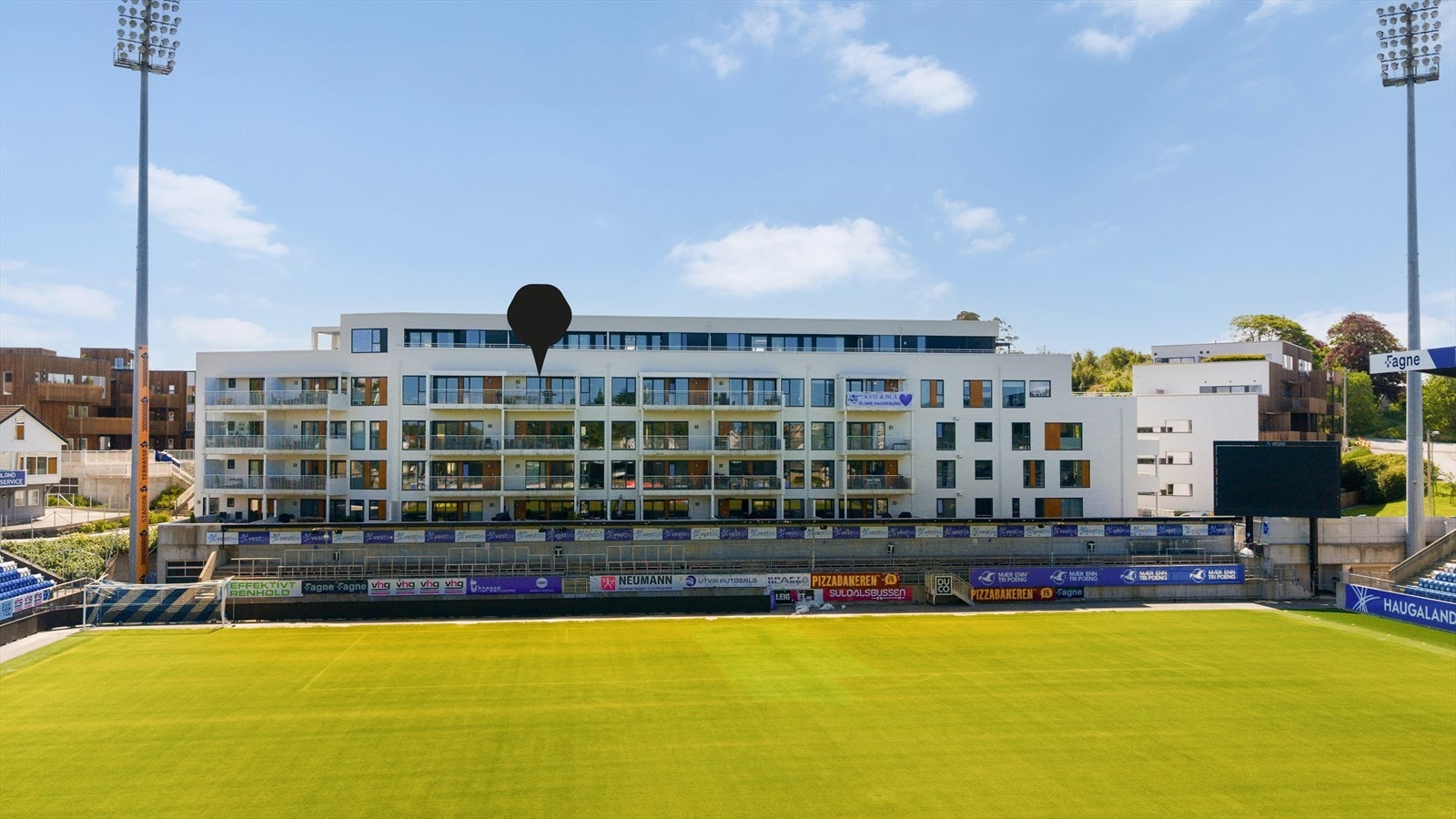 Leiligheten ligger høyt og fritt i 4. etasje med fri utsikt mot fotballbanen i Haugesund Stadion! Galleribilde