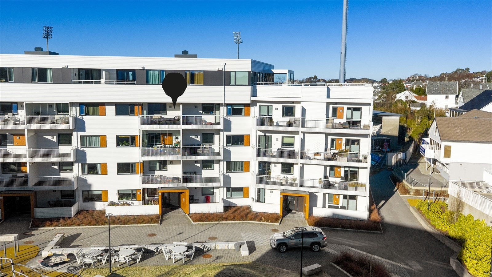 Leiligheten har en super beliggenhet i bygget - Høyt og fritt i 4. etasje. Heisen tar deg enkelt opp til leilighetsplan. Galleribilde