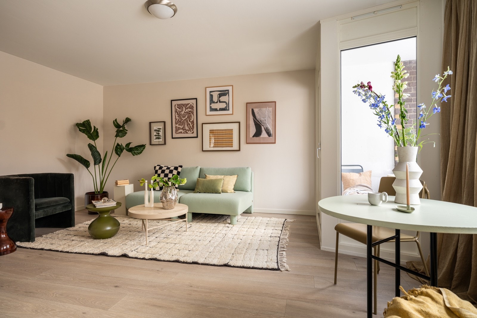 Balkongdøren og alle vinduene i leiligheten var nye i 2022, og det er fine brede vinduskarmer for planter og dekor. Galleribilde