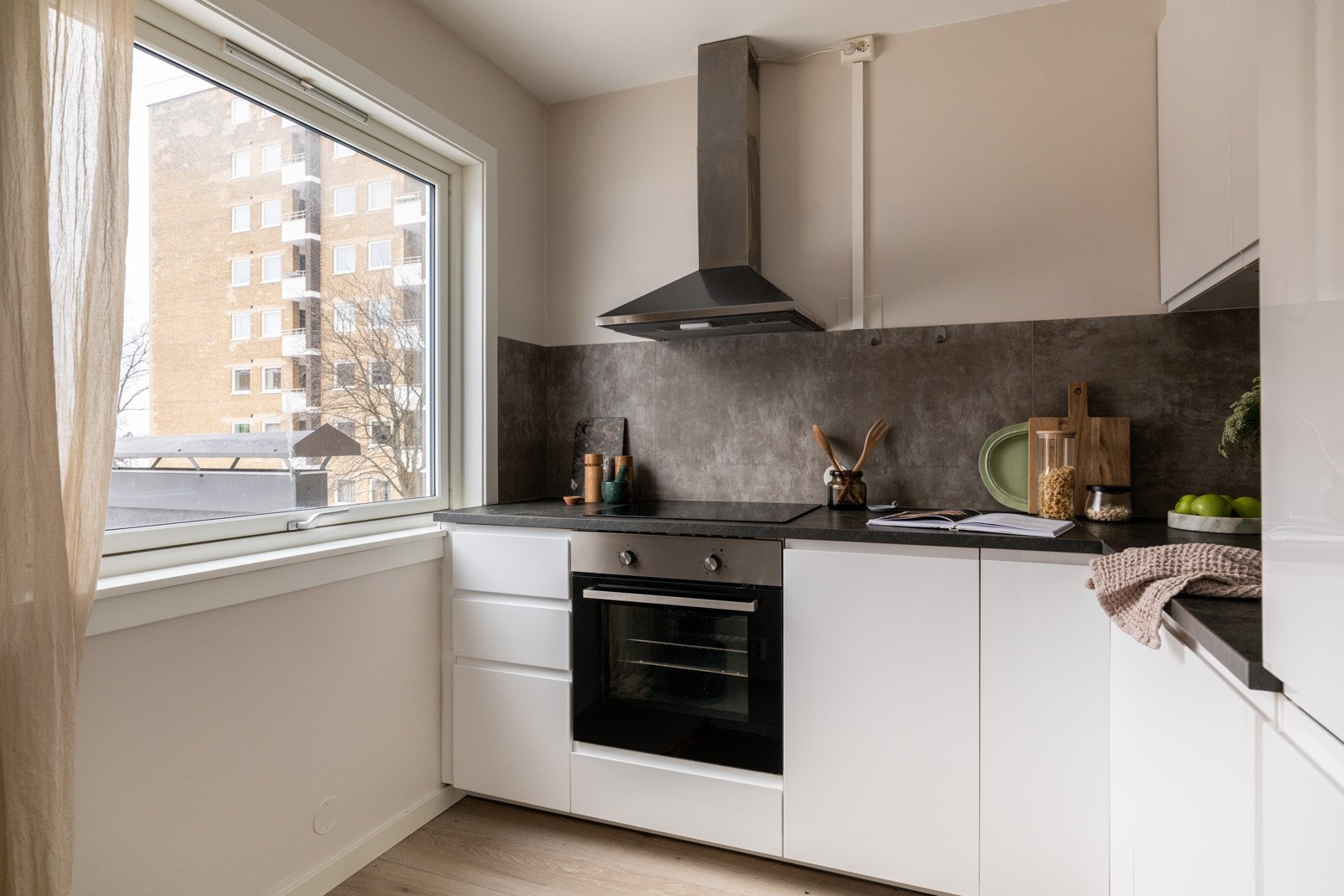 God standard fra 2019 med enstavs laminat på gulv og glatte overflater malt i en lys delikat farge. Galleribilde