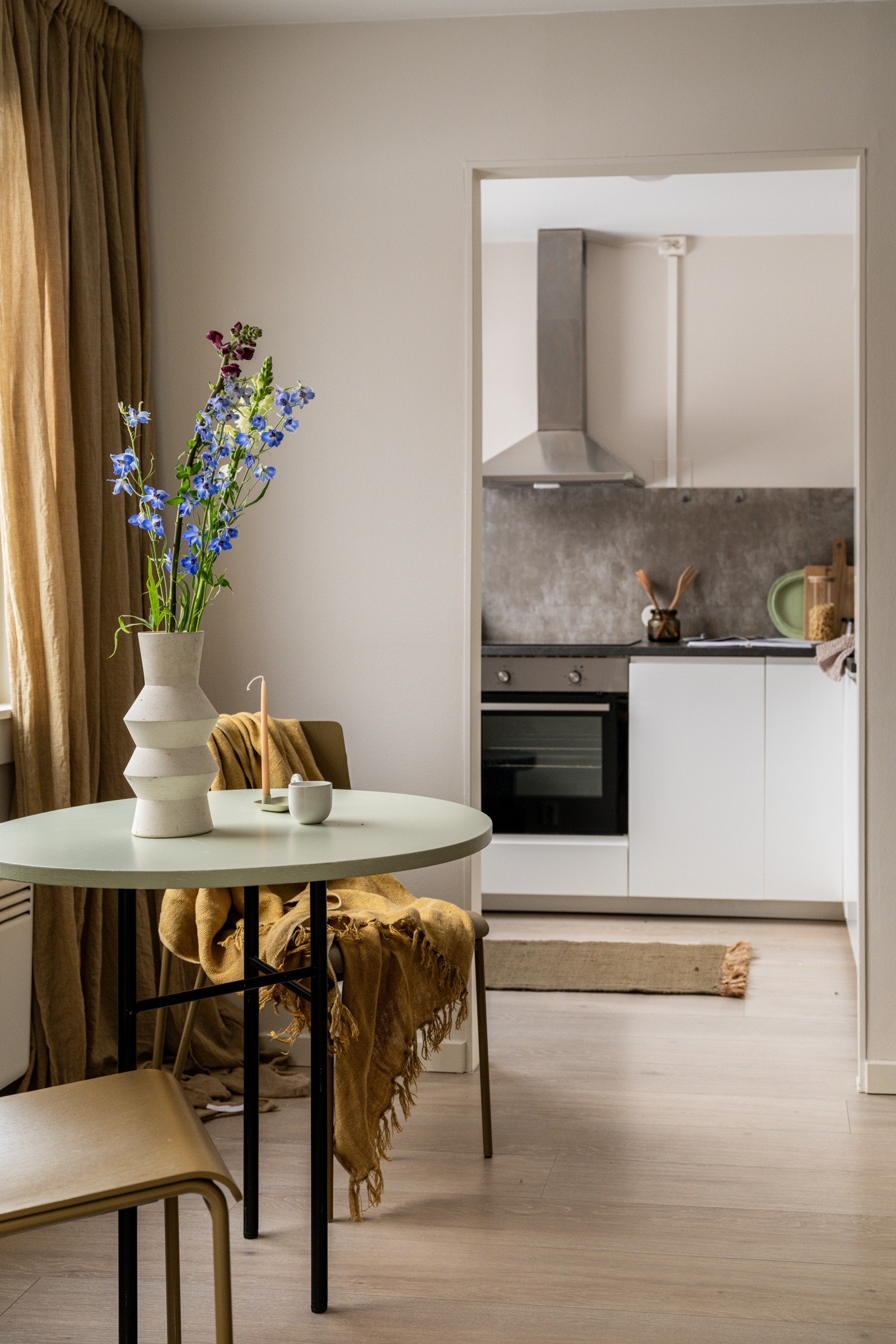 Kjøkkenet ligger i et eget rom i naturlig tilknytning til stuen. Galleribilde