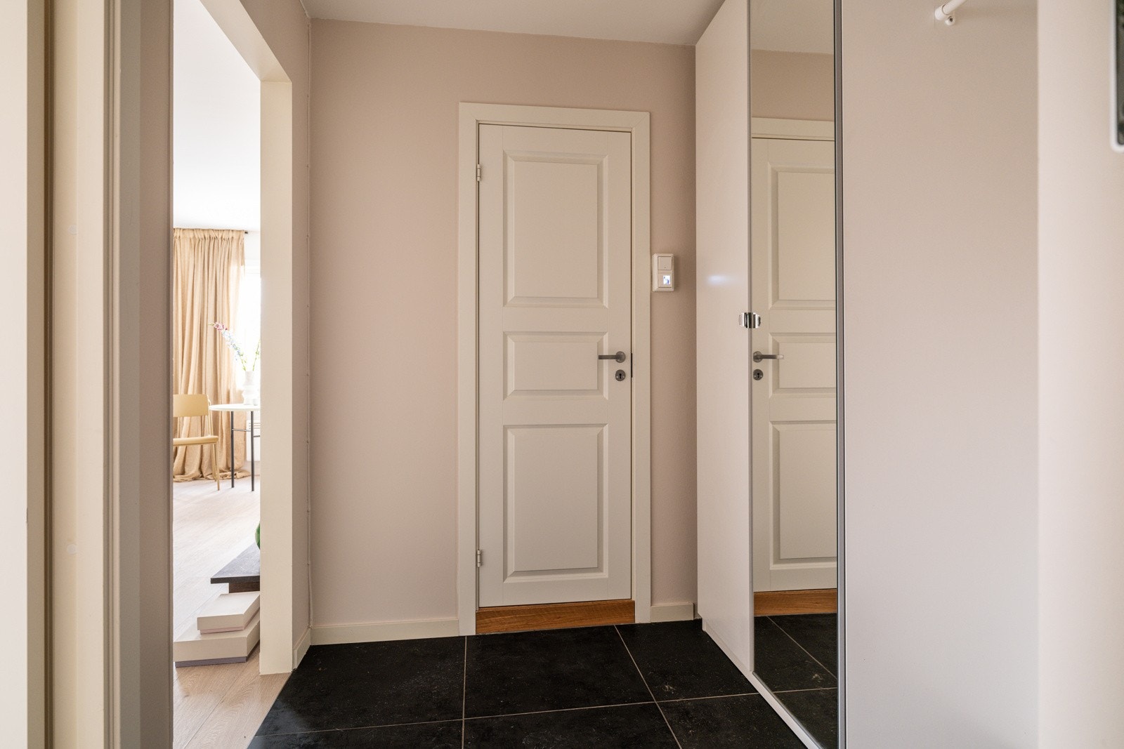 Du ønskes velkommen inn i en lys, innbydende og praktisk entré. Galleribilde