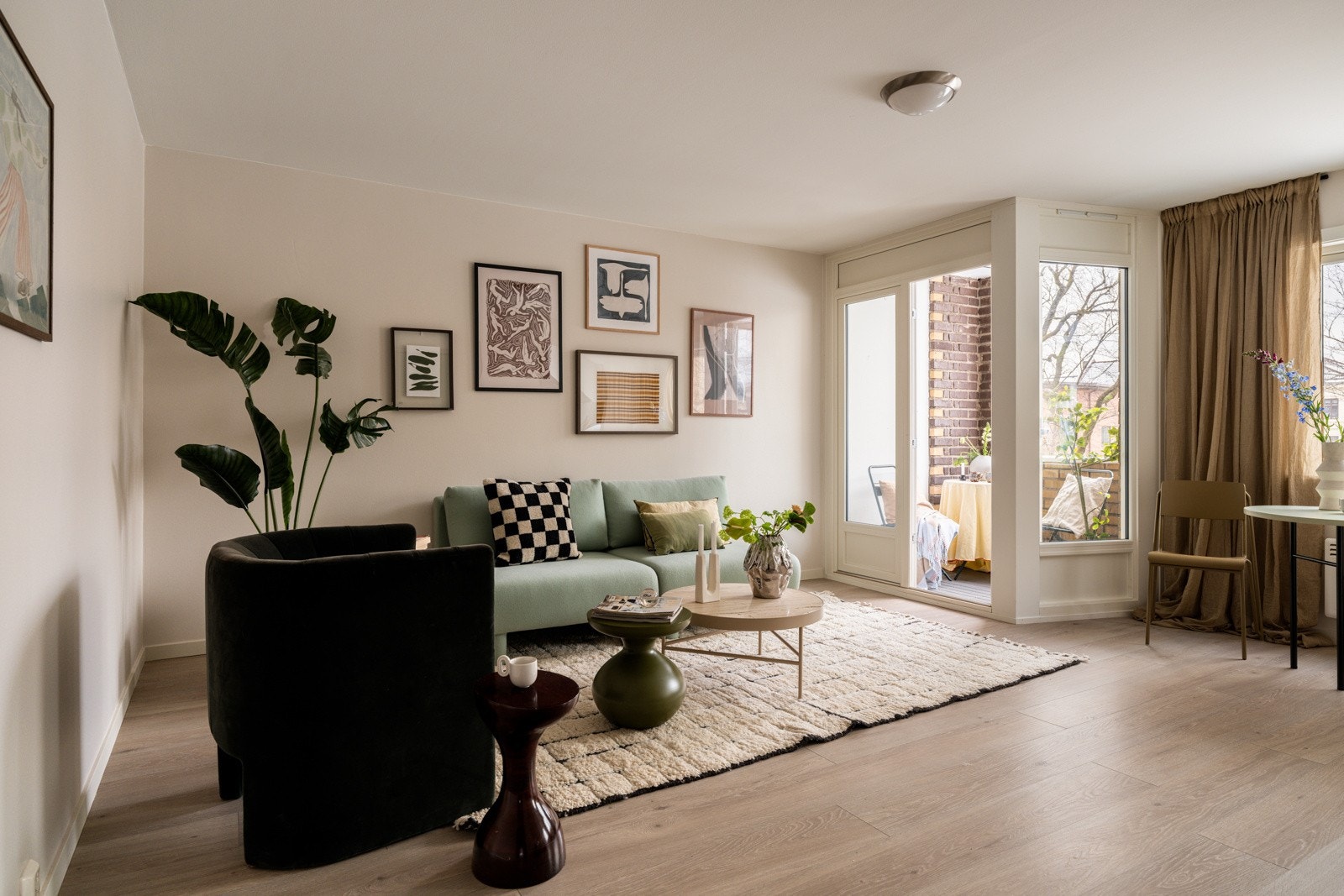 En stor, lys og fin 2-roms hjørneleilighet som ble pusset opp i 2019. Galleribilde