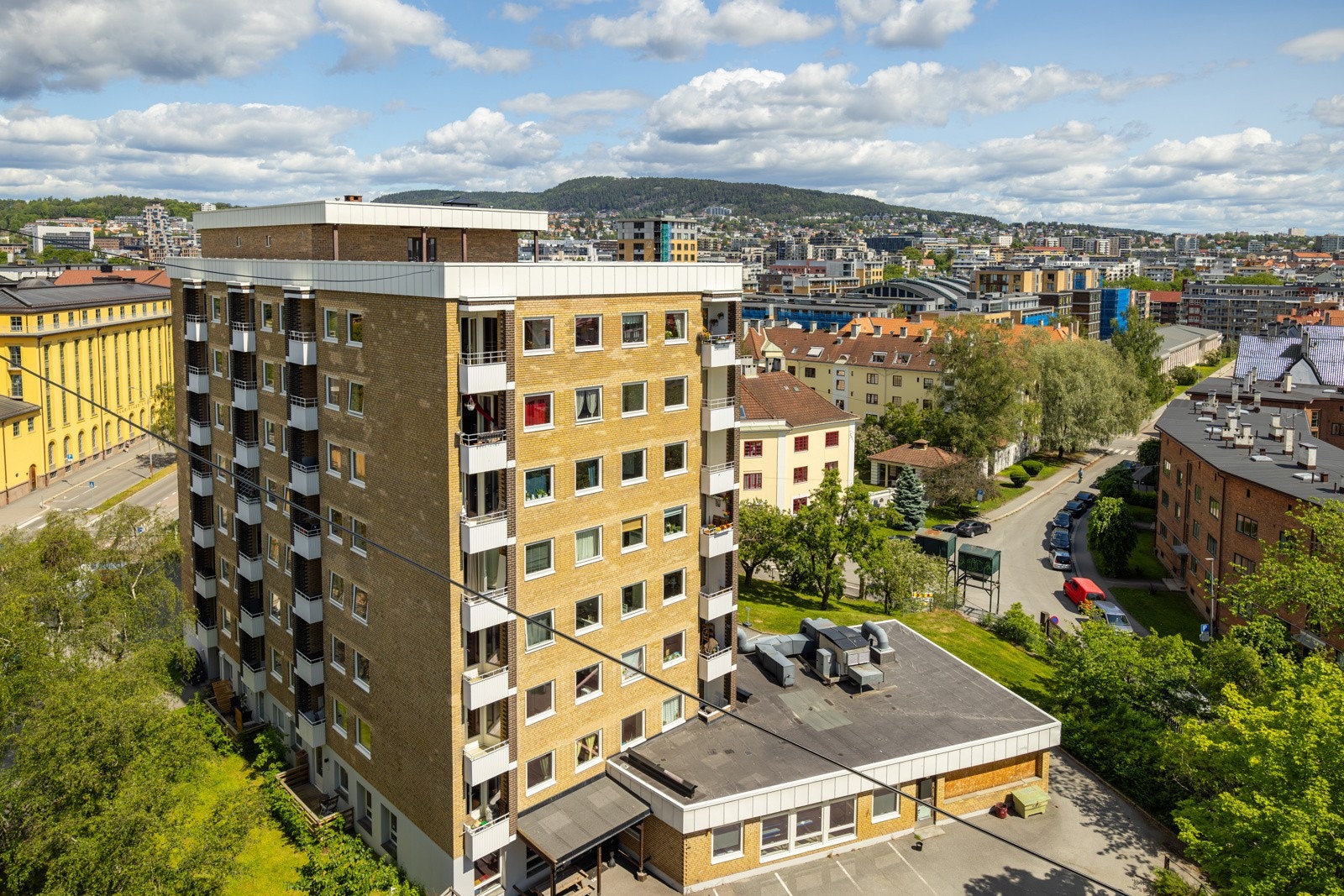 Leiligheten ligger sentralt til i et attraktivt boligområde på Bjølsen, nær Nydalen og Sagene. Det er flere koselige og populære kaféer og spisesteder i umiddelbar nærhet, samt gangavstand til BI og Storo Storsenter. Galleribilde